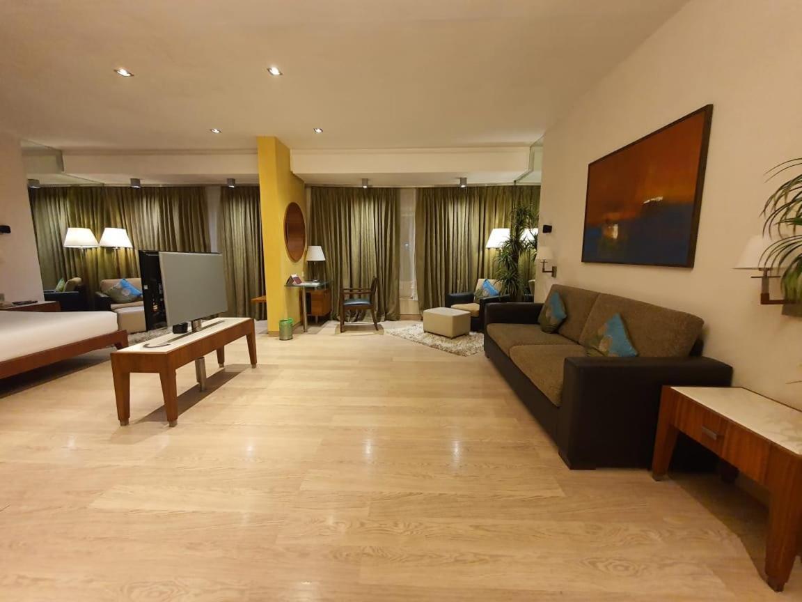 Suite Room on Restaurant Food Al-a-carte order