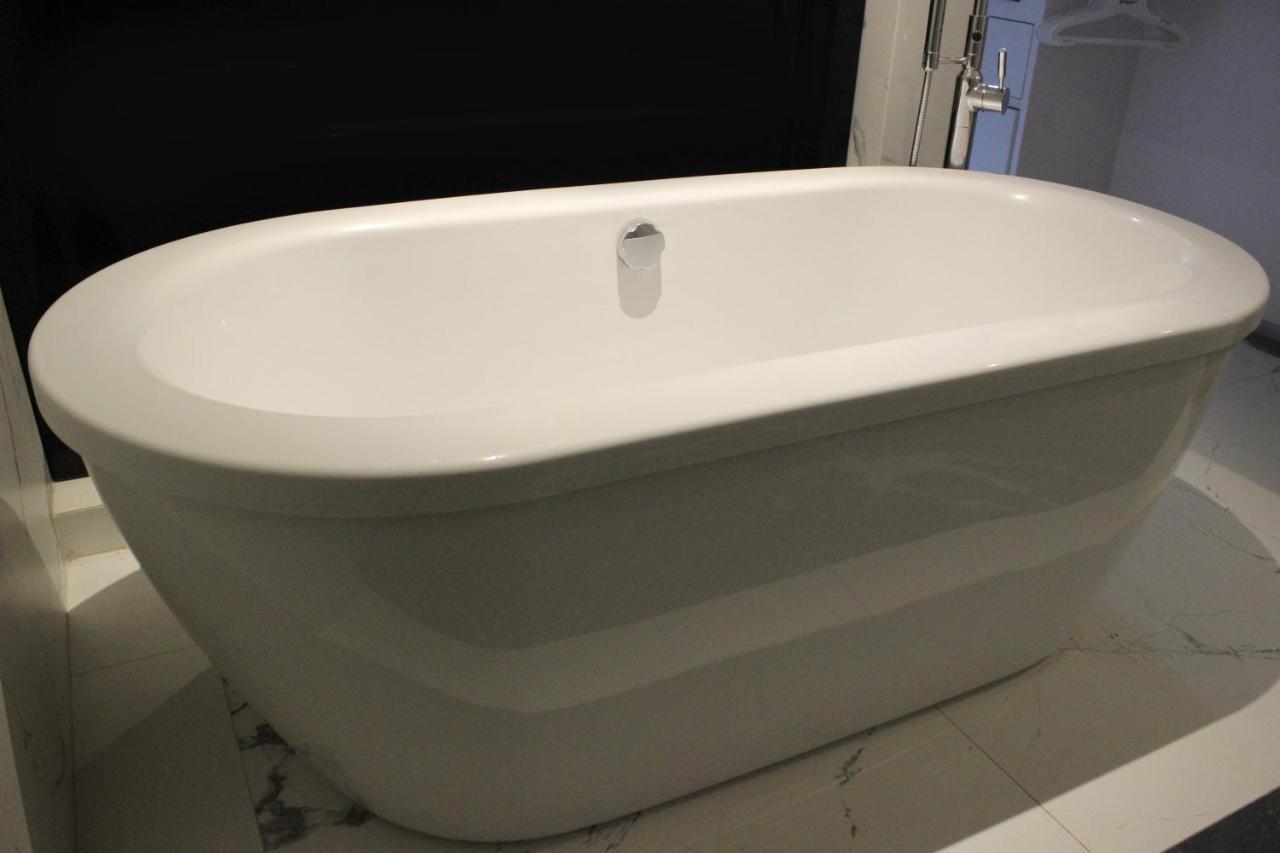 Deluxe Suite Spa Bath