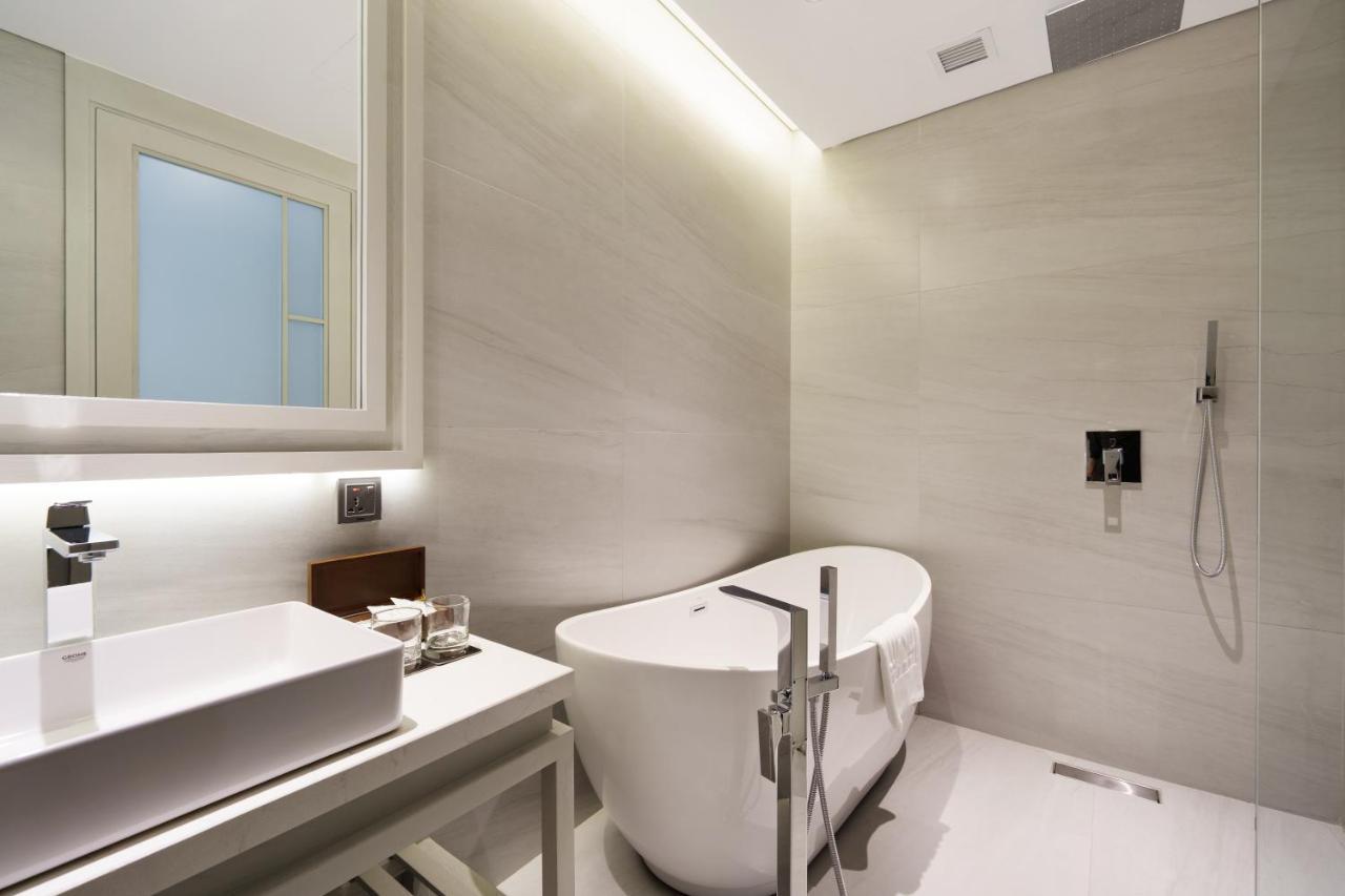 Premier Executive Twin Complimentary Daily Afternoon Tea & Welcome Minibar