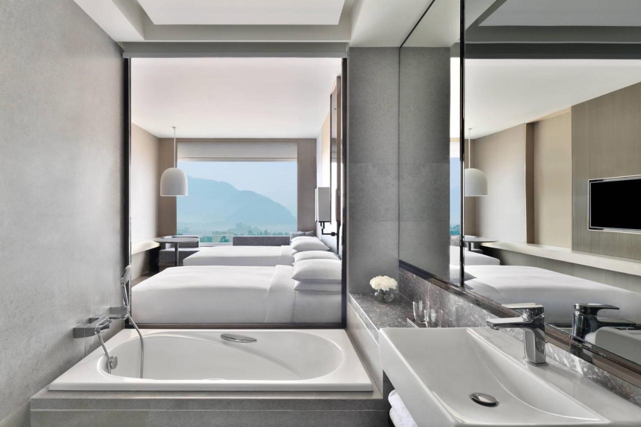 Deluxe Room, 2 Double, Mountain view