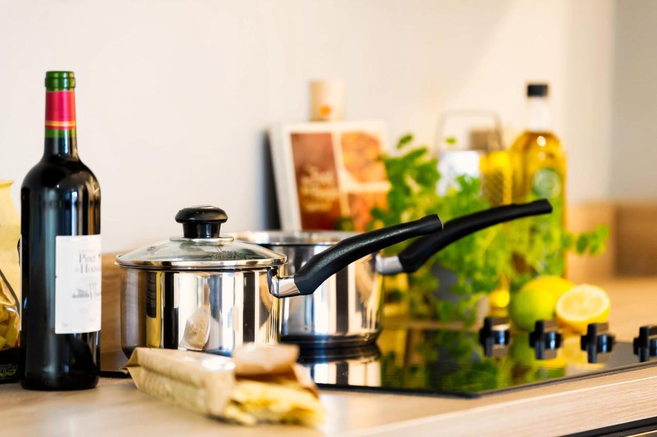 Studio (2 Adults),1404033386:JPEG