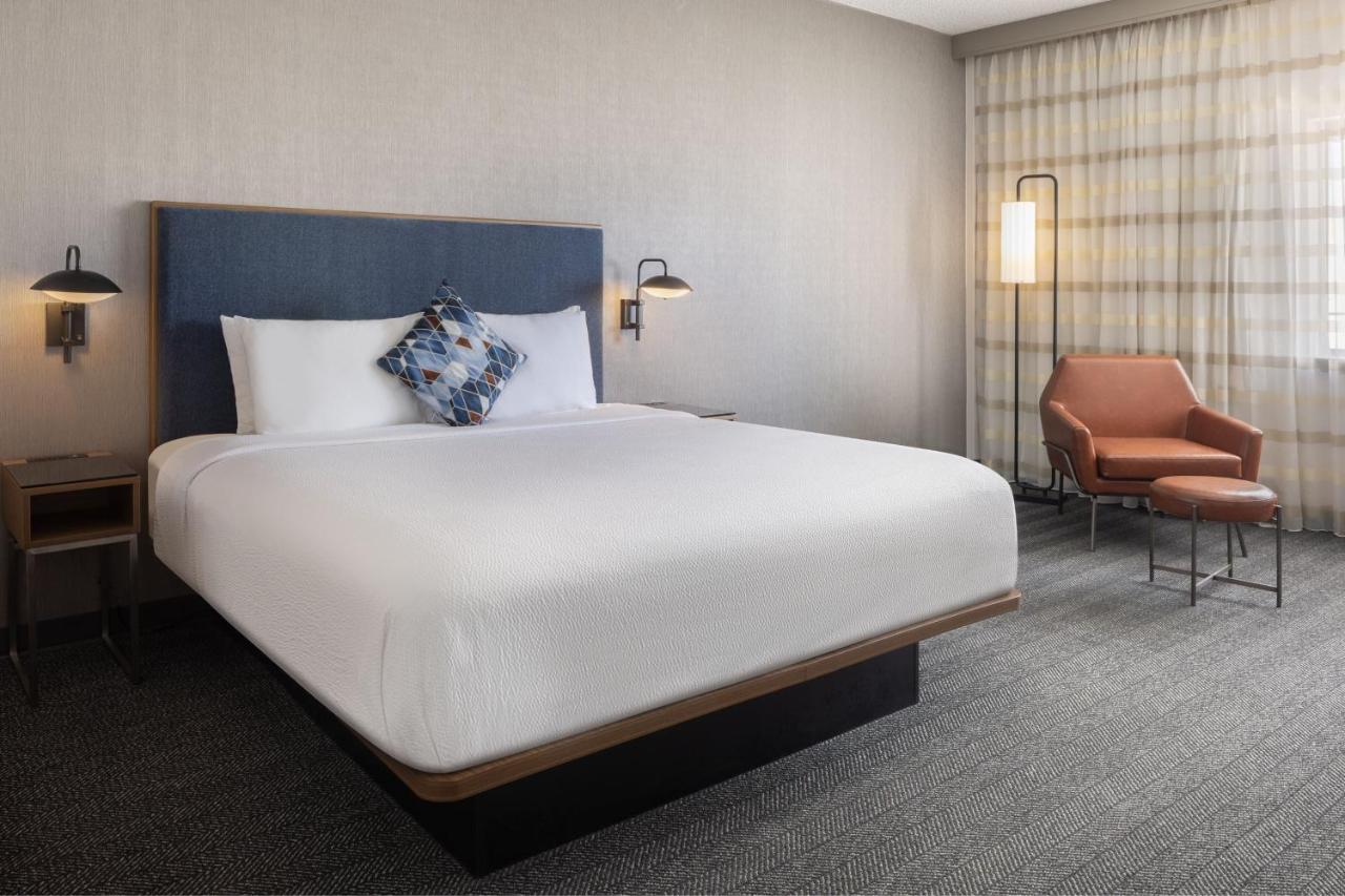 King Room Bathtub Mobility Access or Hearing Accessible