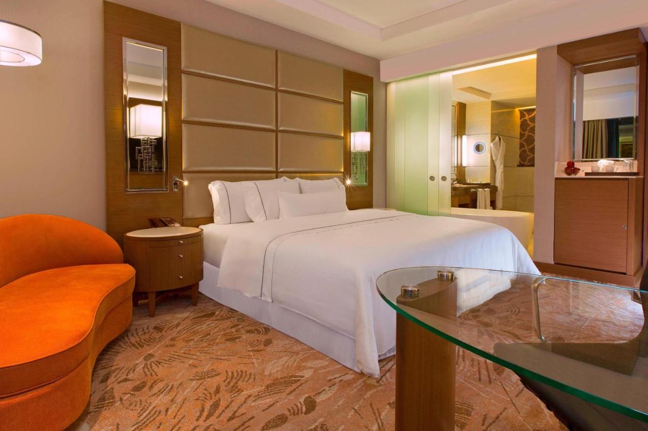Executive King Guest Room Executive Lounge Access