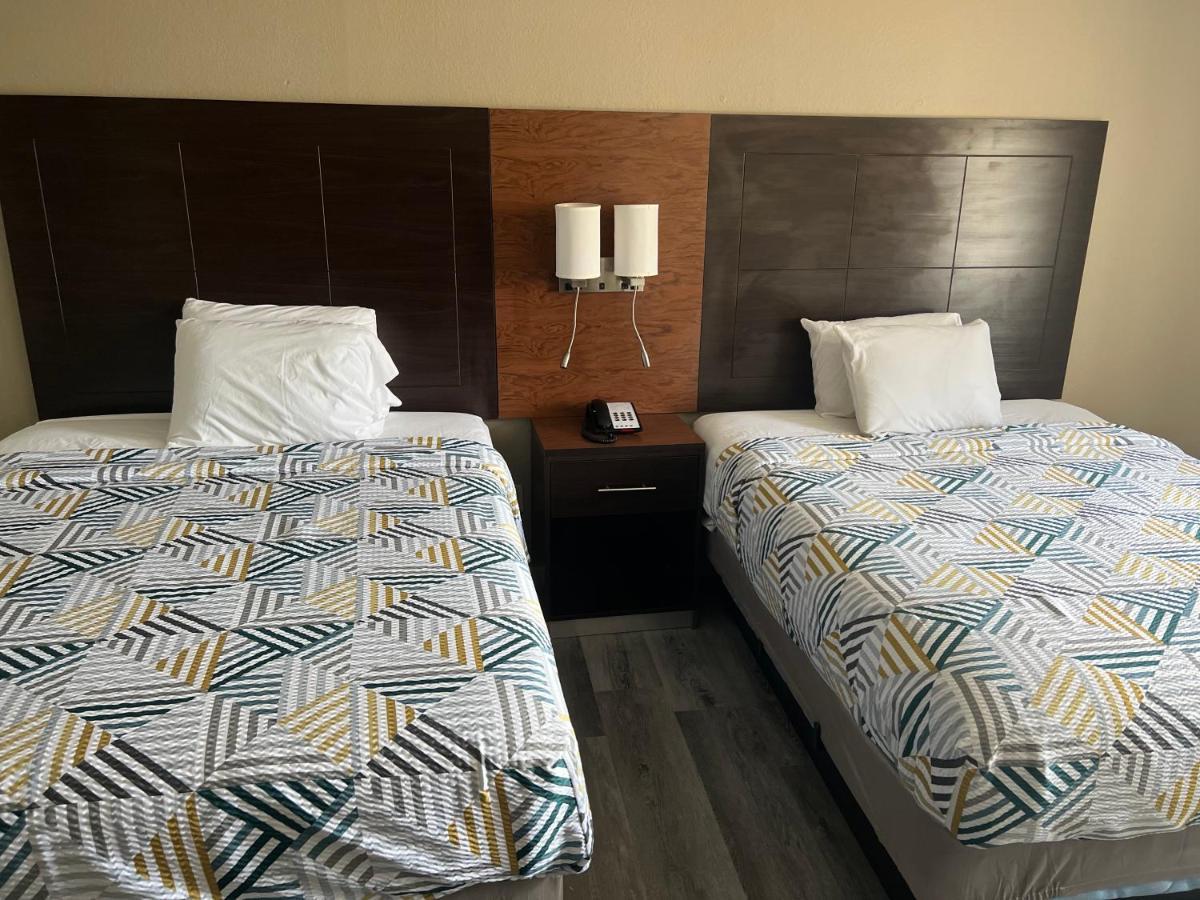 2 Queen Beds | Non-Smoking Micfridge