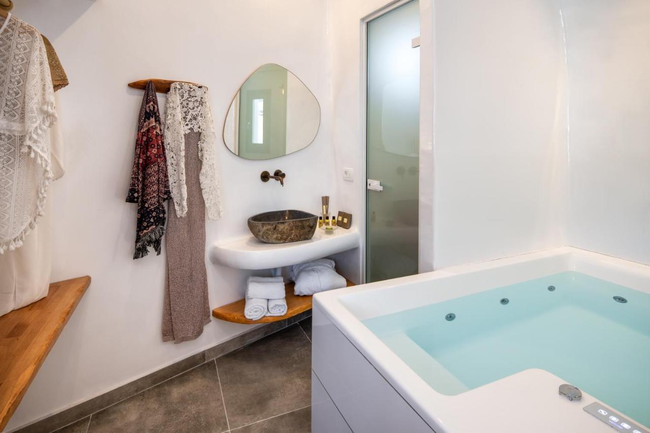 Cave Hot Tub Suite Pool View