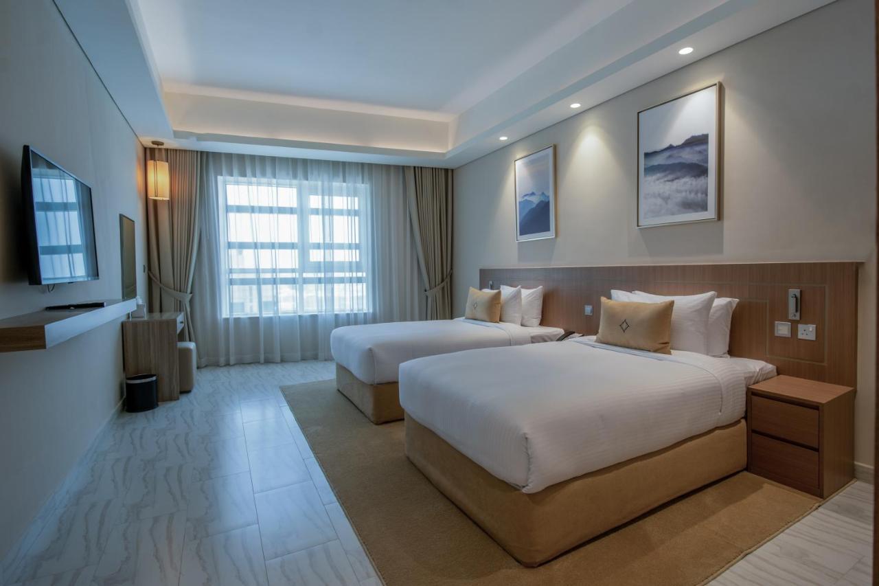 Elite Three-Bedroom Apartment Terrace Inclusive of complimentary shuttle bus to Deira City Centre & Dubai Festival City Mall