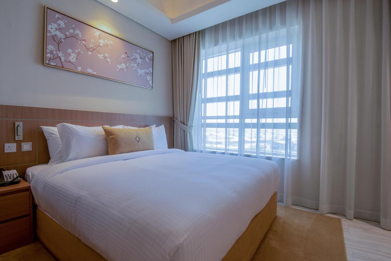 Deluxe Three-Bedroom Apartment Inclusive of complimentary shuttle bus to Deira City Centre & Dubai Festival City Mall