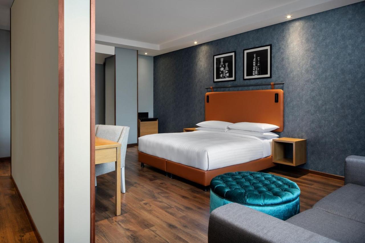 Junior King Suite Inland View