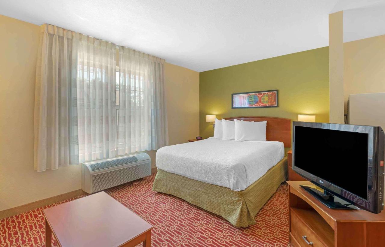 Deluxe studio 1 Queen Bed Non-Smoking