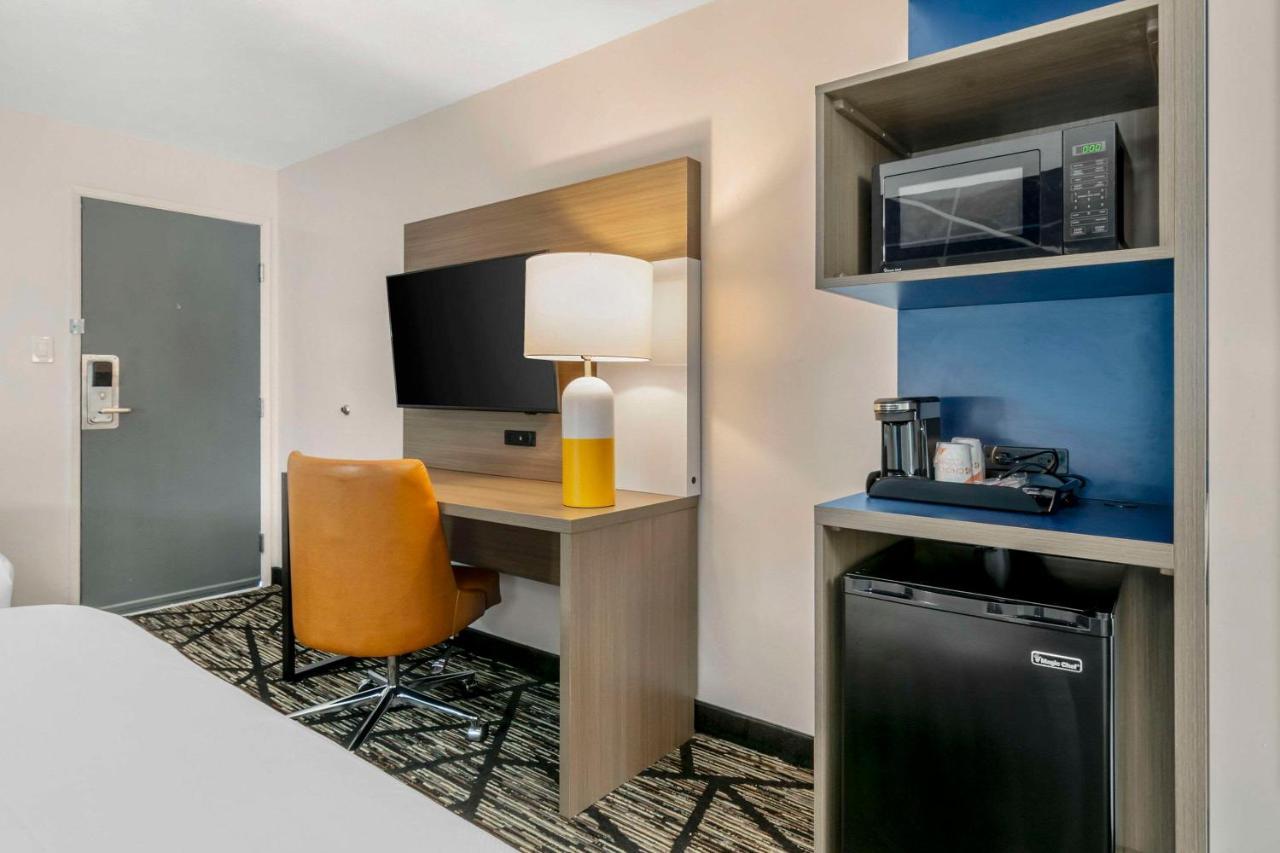 Queen Room with Two Queen Beds and Bath Tub - Mobility Accessible/Non-Smoking