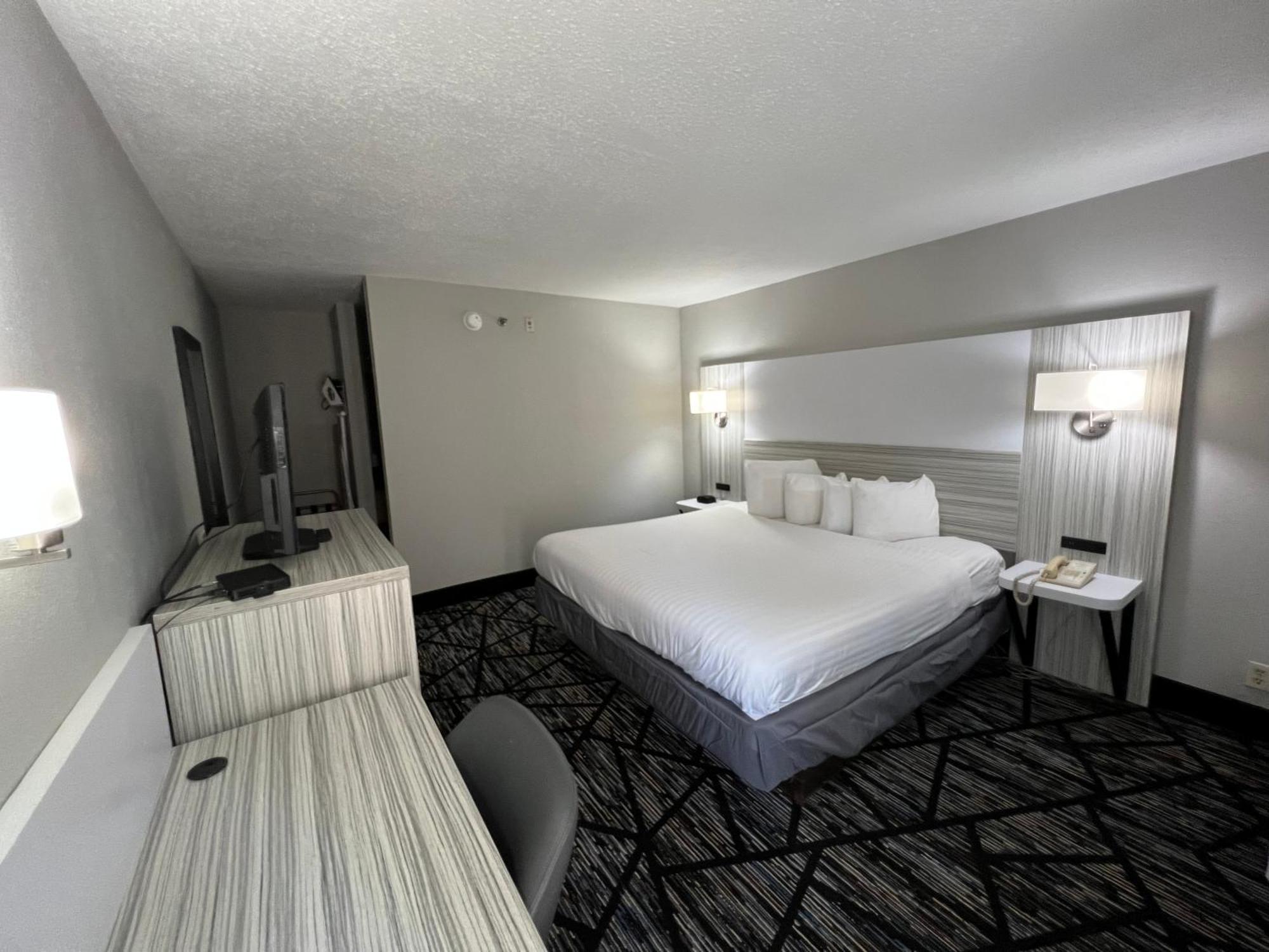 Deluxe King Room Interior Corridor Non Smoking