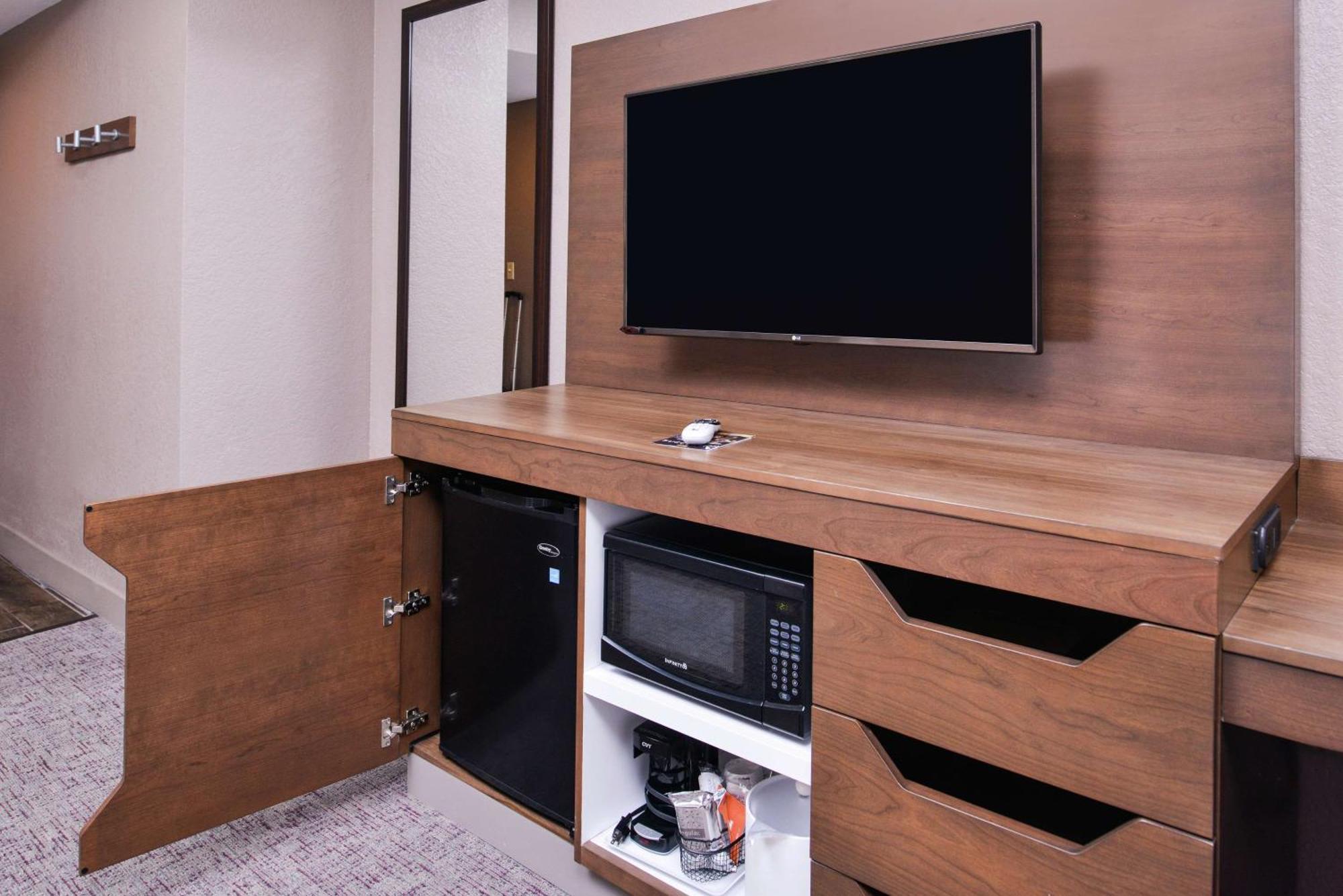 King Room with Tub - Mobility Access/Non-Smoking