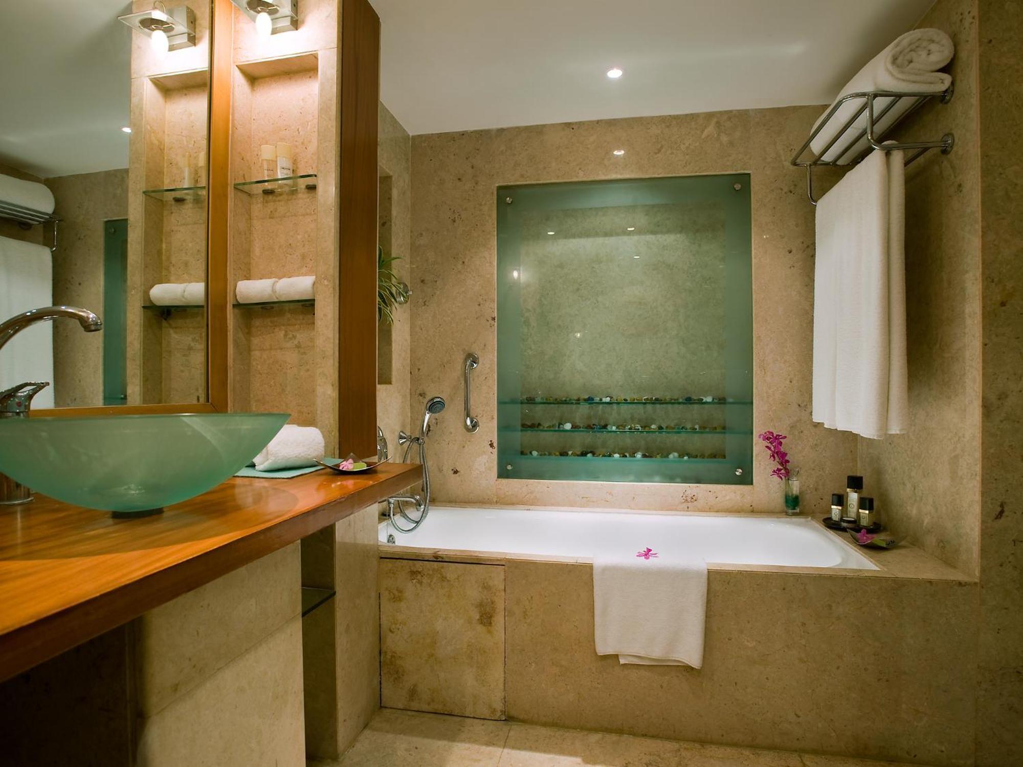 Lalit Deluxe Room King Bed Enjoy Happy Hours 11 on Alcoholic Beverages Soft Beverages,62829727:JPEG