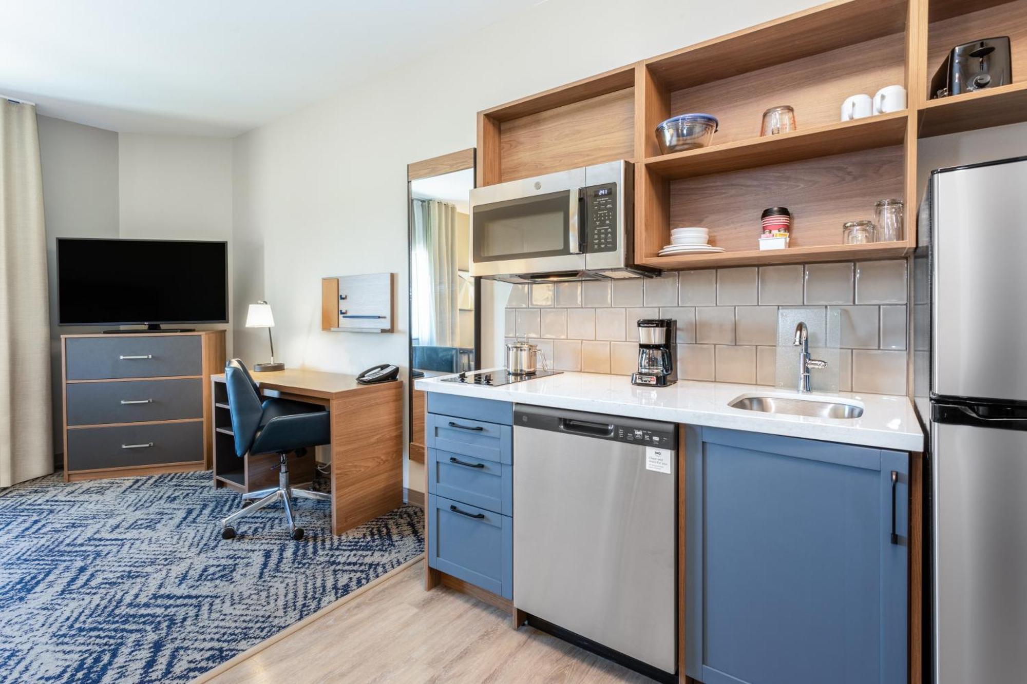 Queen Room Hearing Mobility Accessible Roll Shower