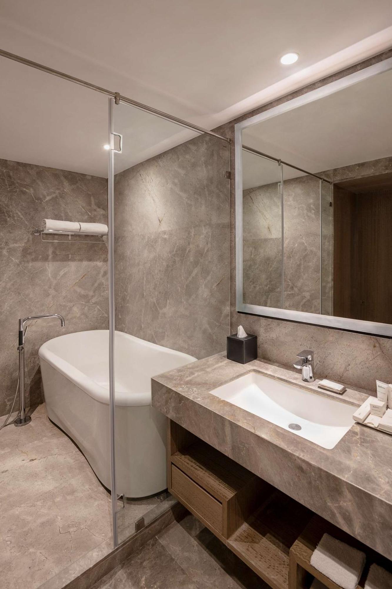 Suite Bathtub on Session of Spa on Laundry Services snacks soft drinks & fruit platter Airport Drop to T1 & T2 Early Check & Late Check-out