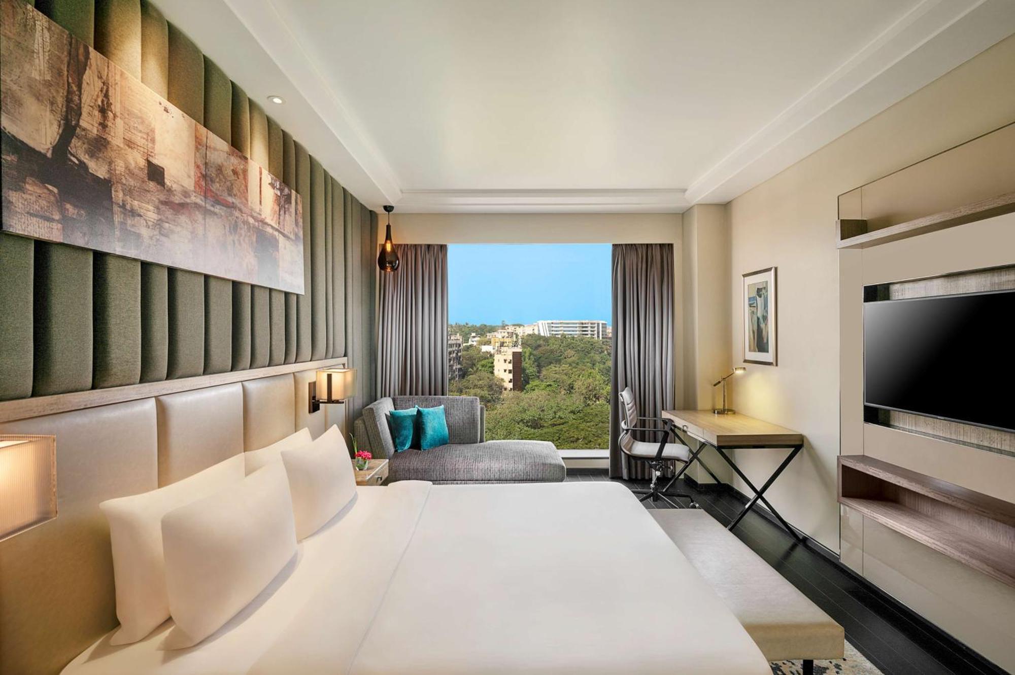 Suite Bathtub on Session of Spa on Laundry Services snacks soft drinks & fruit platter Airport Drop to T1 & T2 Early Check & Late Check-out