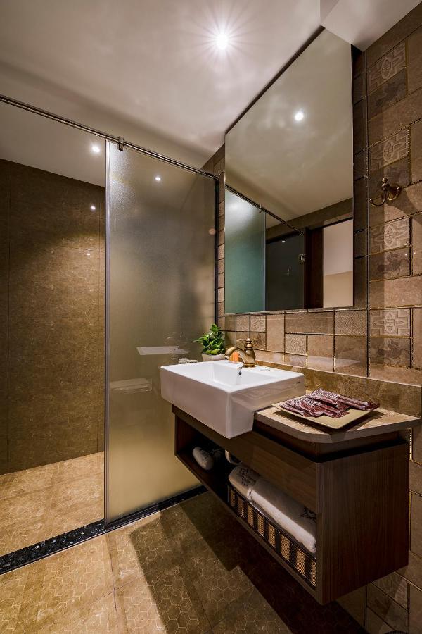 Deluxe Double Room Shower