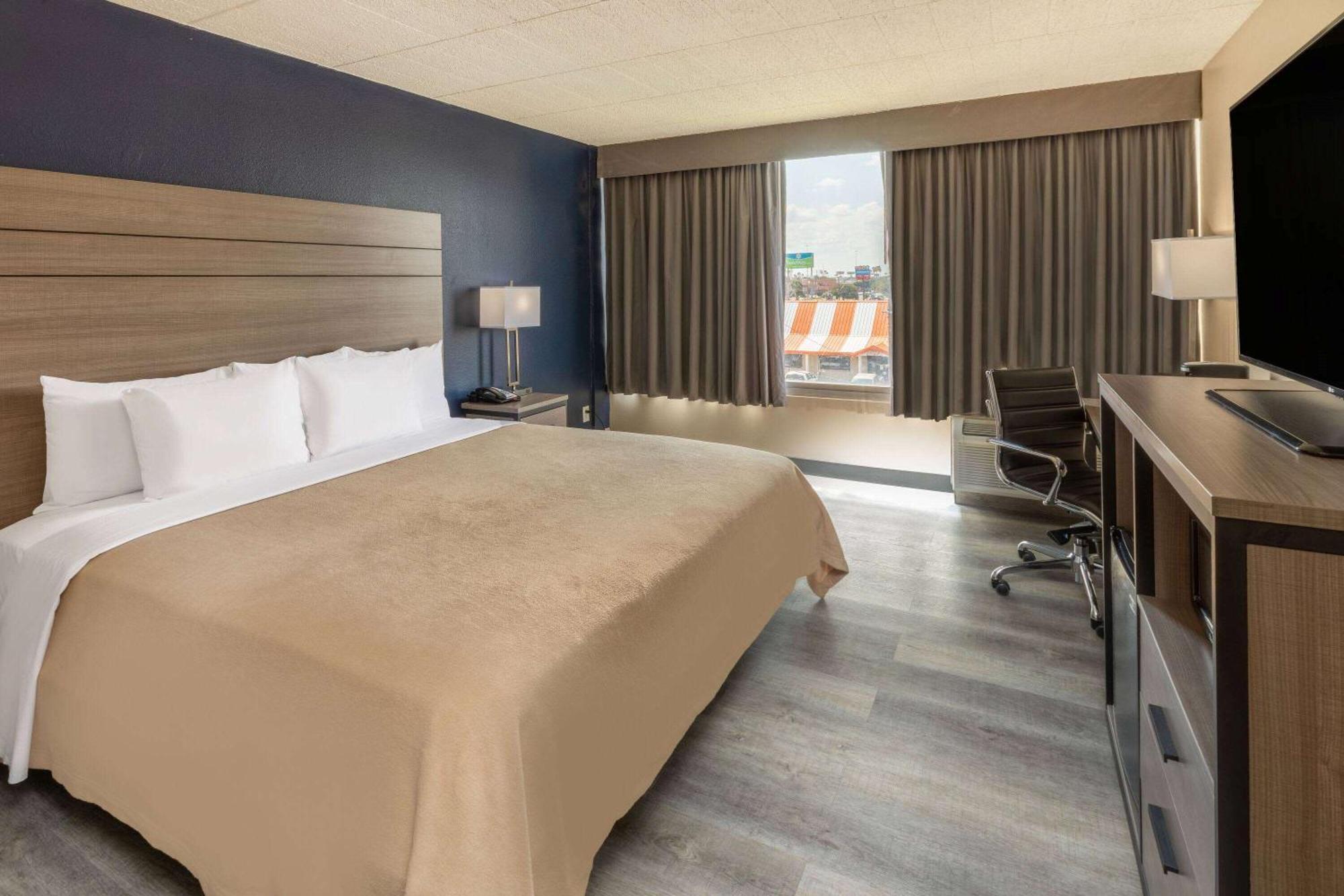 King Room with Roll-in Shower - Mobility Access/Non-Smoking