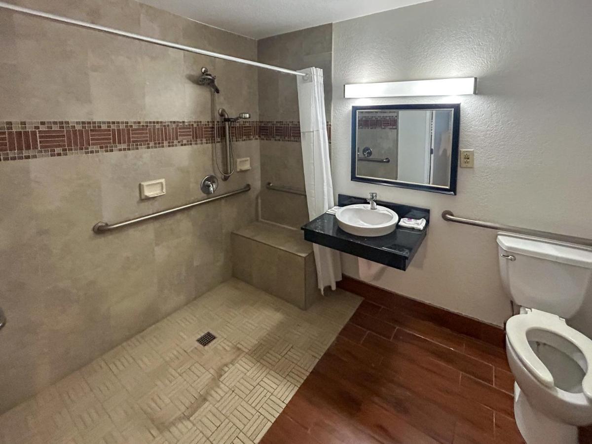 King Room with Roll-in Shower - Disability Access - Non-Smoking