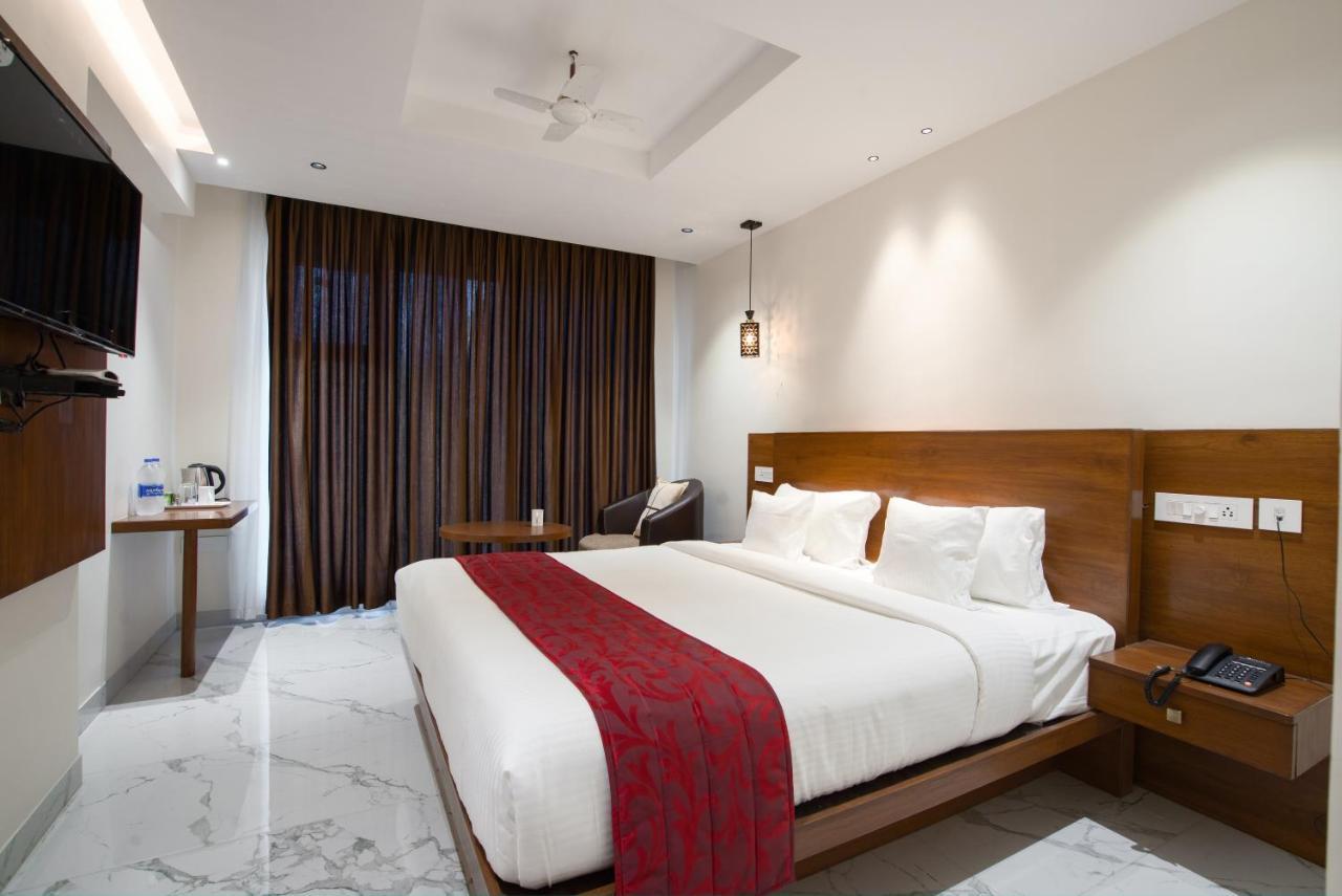 Deluxe Room (2 Adults + 1 Child)