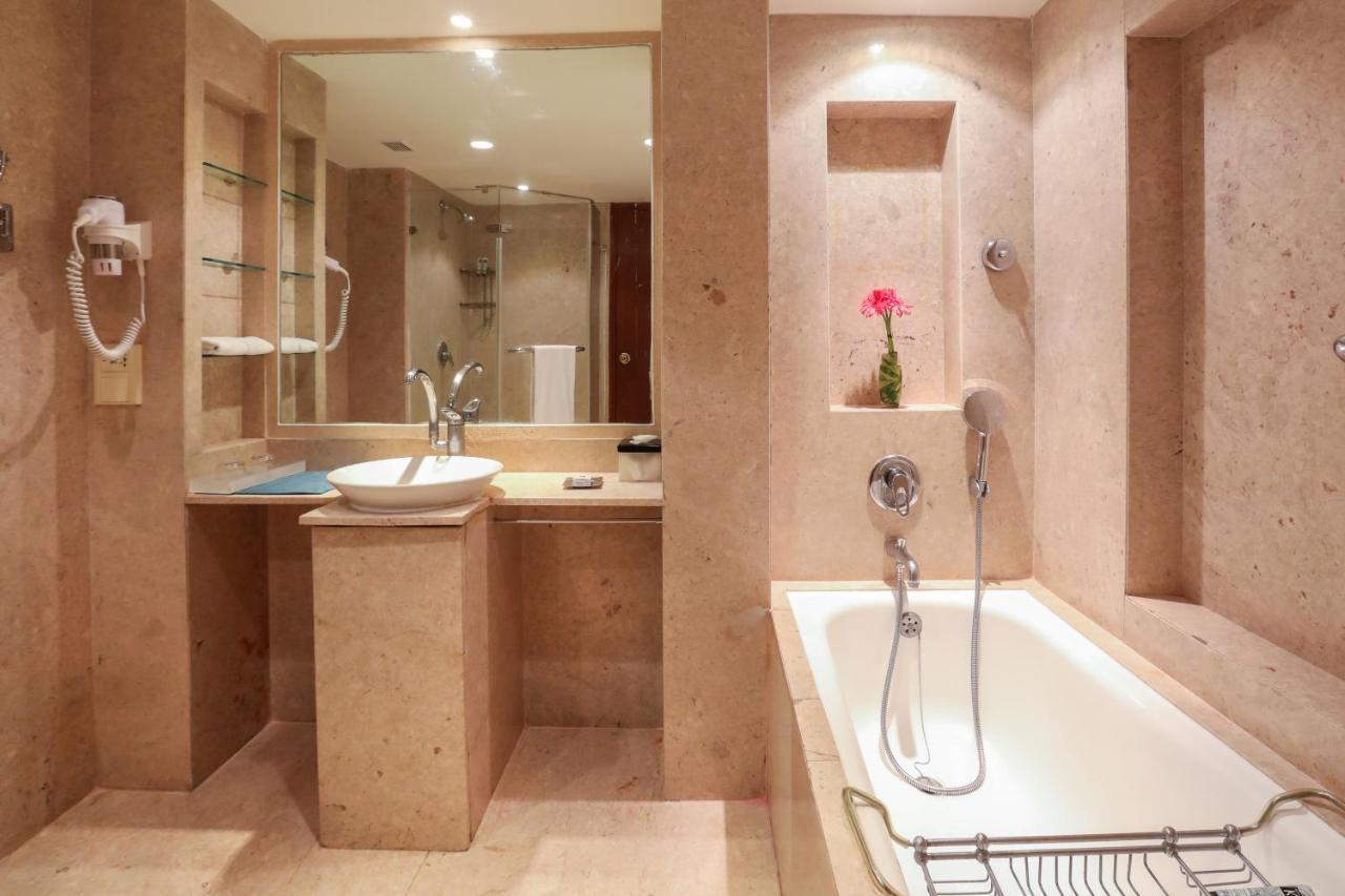 Lalit Deluxe Room King Bed Enjoy Happy Hours 11 on Alcoholic Beverages Soft Beverages