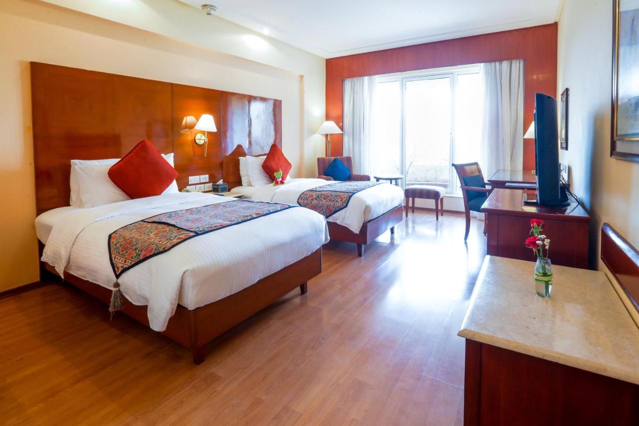 Lalit Deluxe Room King Bed Enjoy Happy Hours 11 on Alcoholic Beverages Soft Beverages