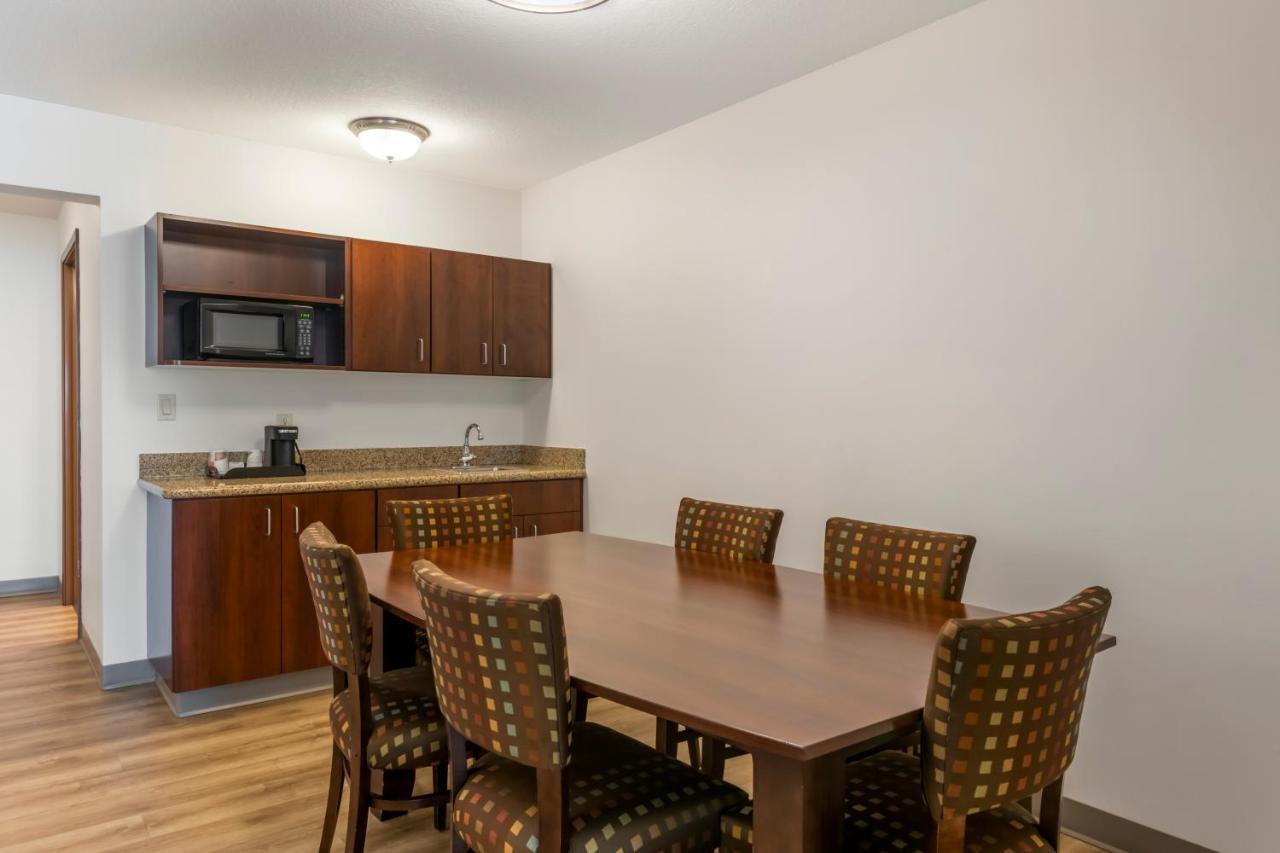 Business Queen Suite with Two Queen Beds - Non-Smoking