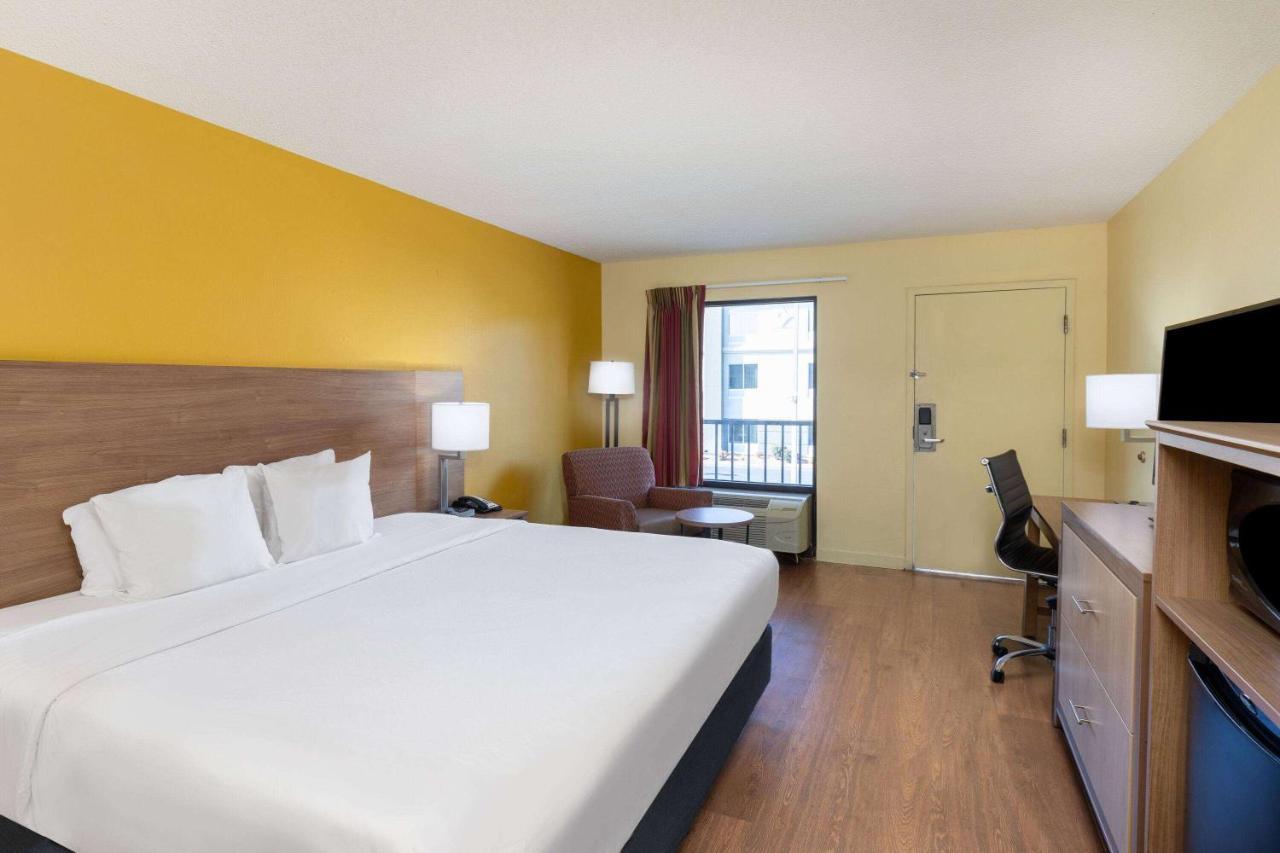 1 King Bed One-Bedroom Suite Non-Smoking