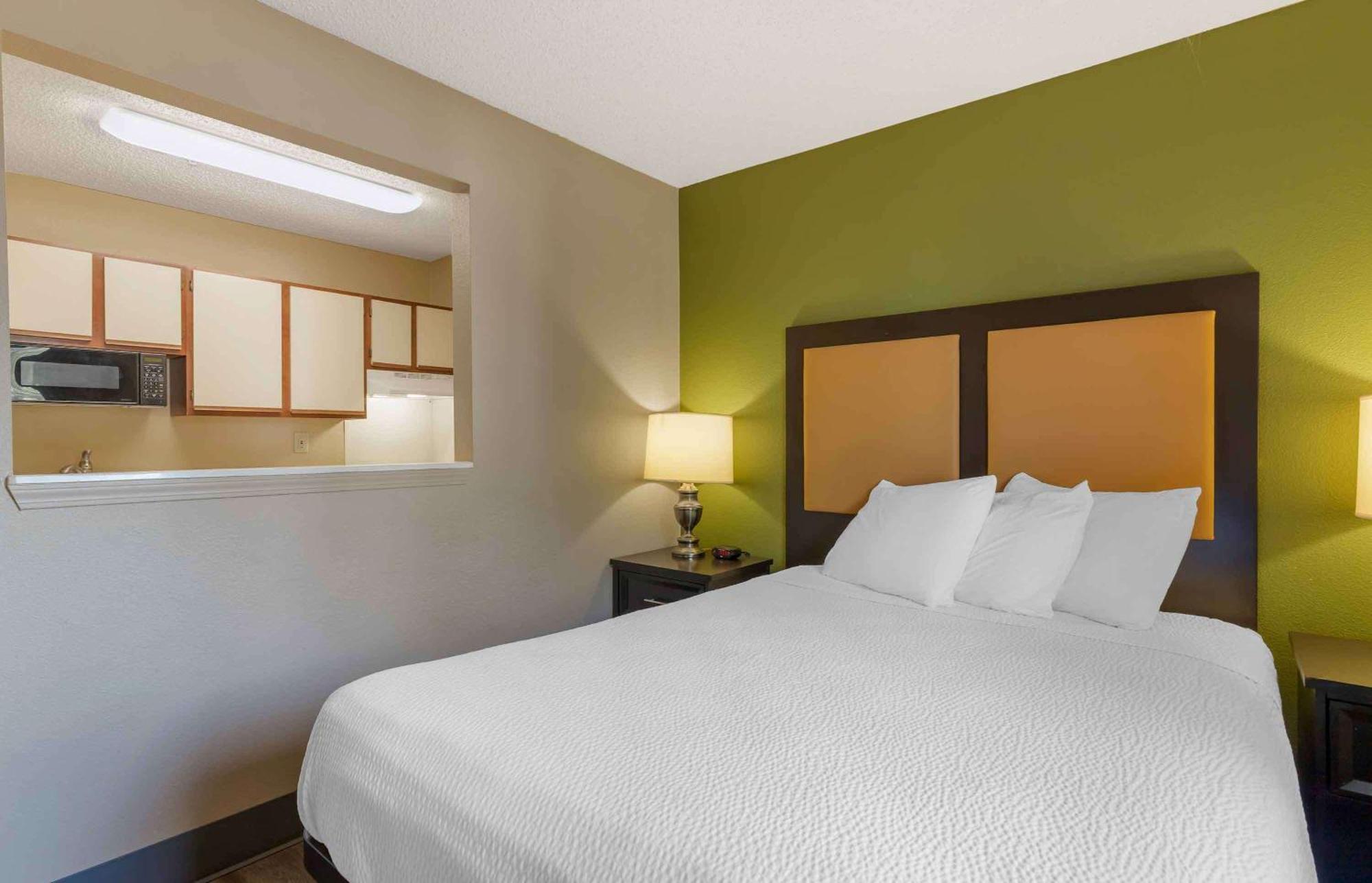 Deluxe Studio 1 Queen Bed Non-Smoking