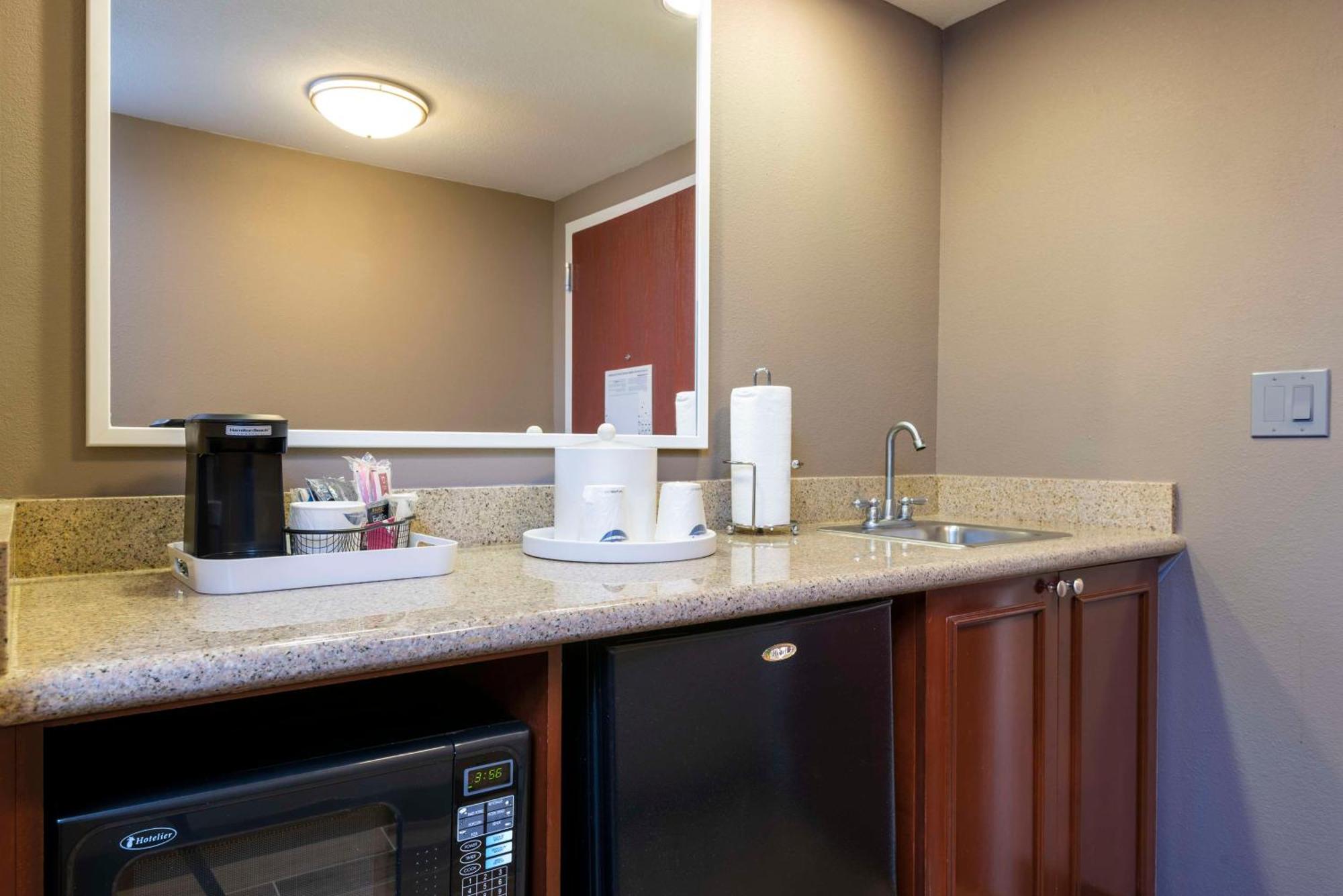 King Studio with Roll-In Shower - Mobility and Hearing Access/Non-Smoking