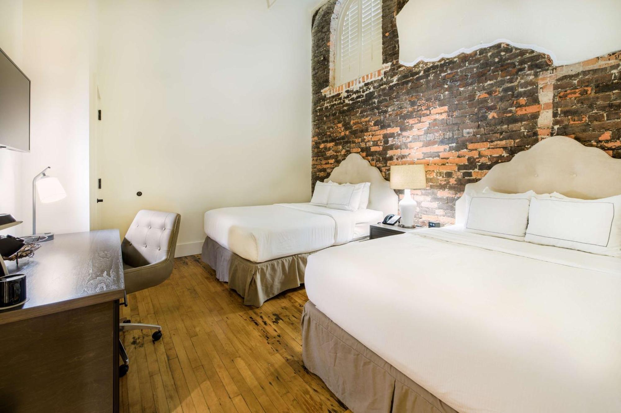 One-Bedroom Queen Suite Two Queen Beds