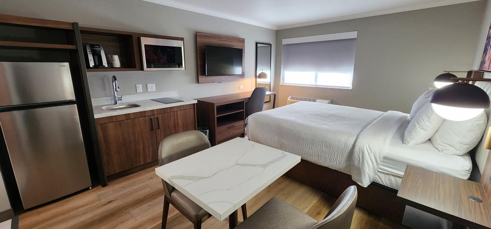 Deluxe Queen Room Kitchenette Non-Smoking