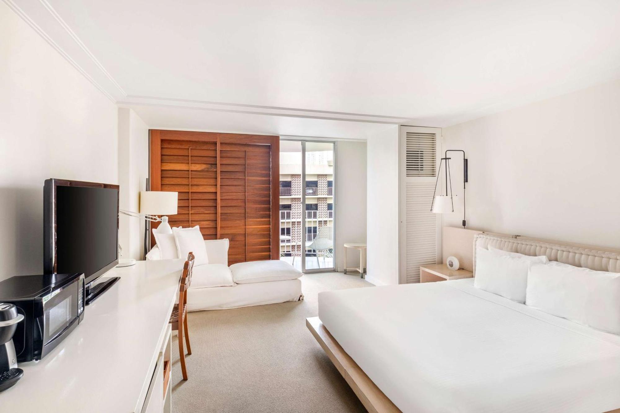 King Room Bath Tub City View Mobility Accessible
