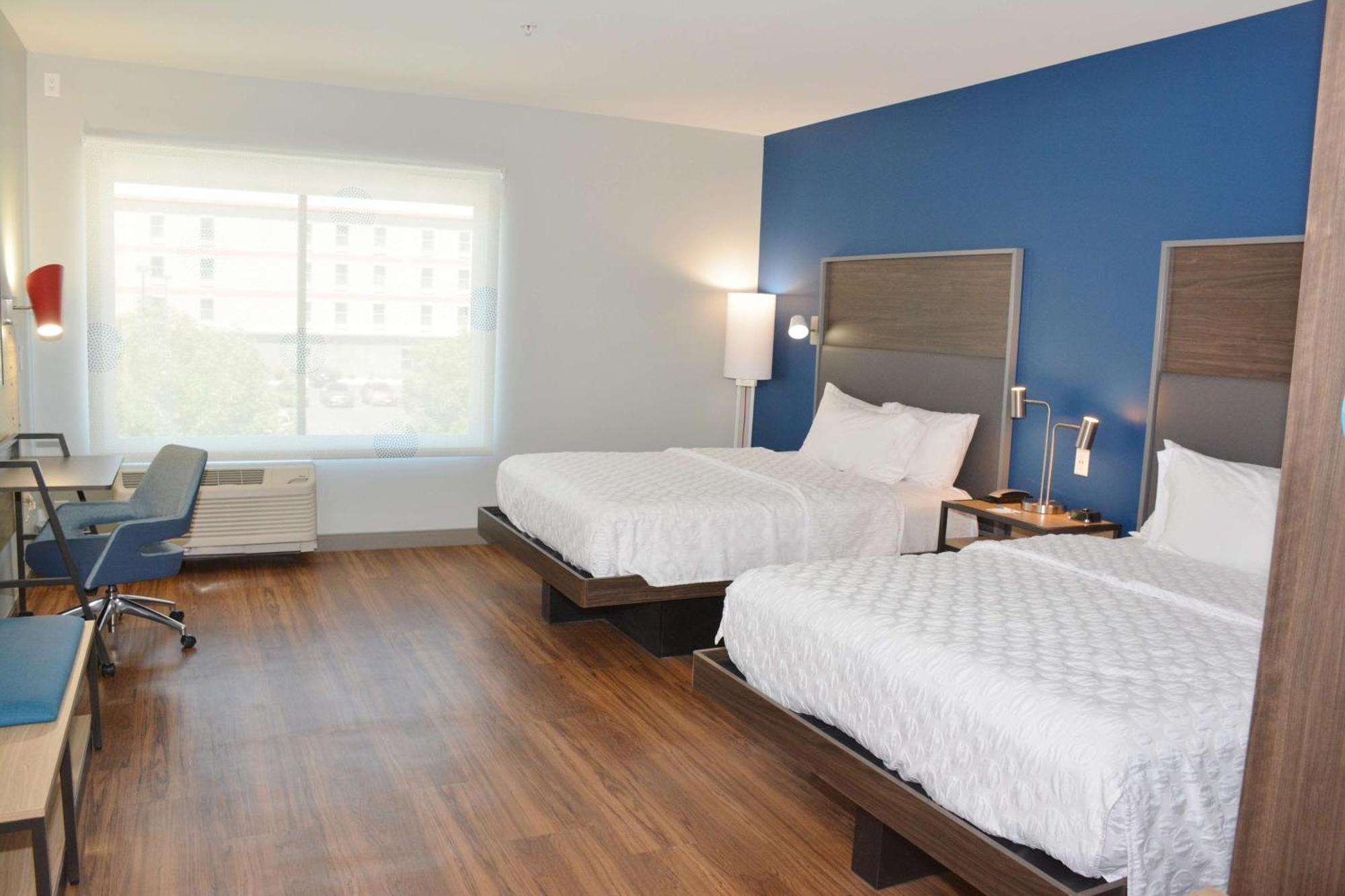 Queen Room Two Queen Beds Roll Shower Mobility Access