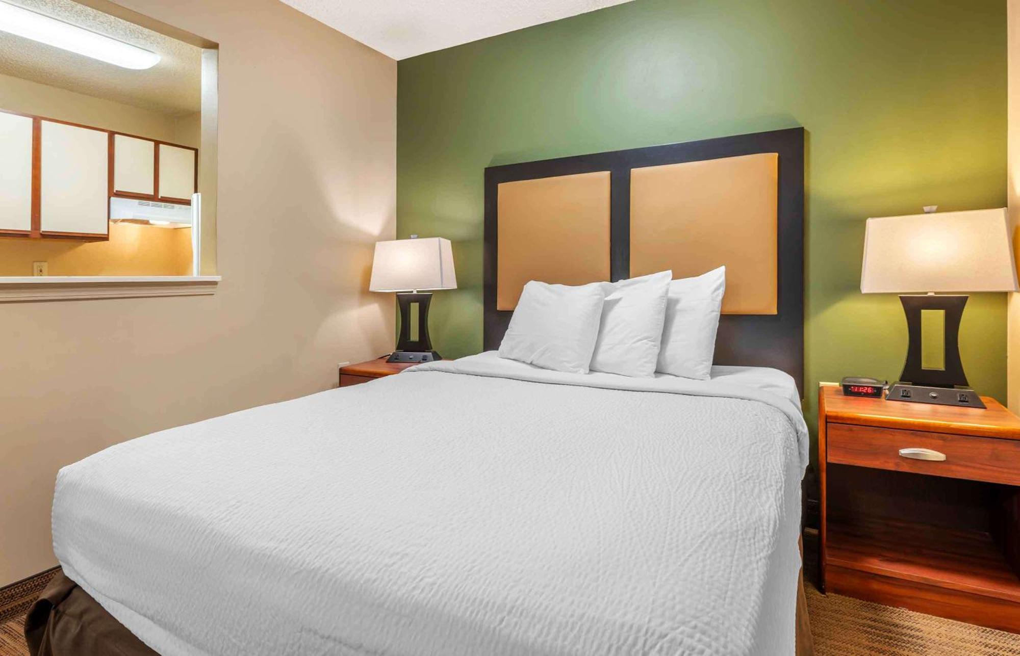 1 QUEEN BED | MOBIL ACCESS TUB NSMK KITCHEN