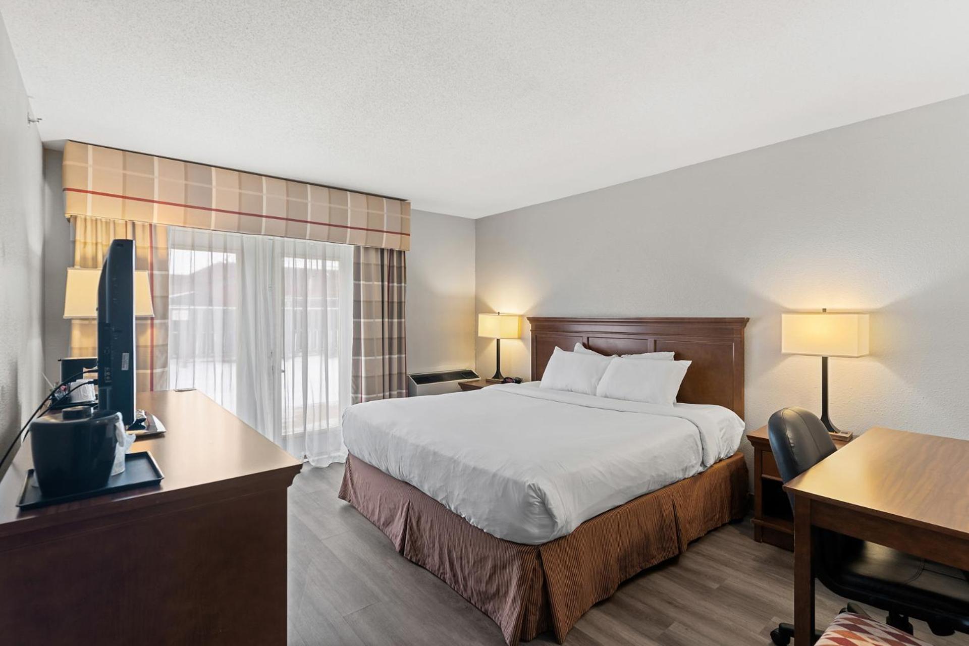One-Bedroom King Suite-1st Floor Exterior Entrance