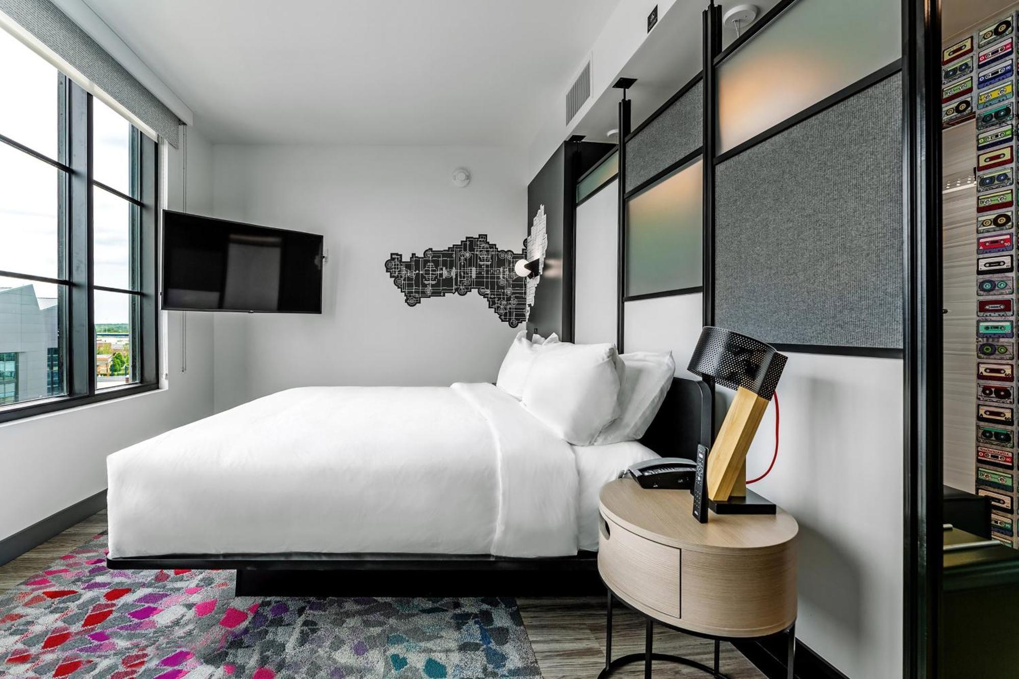 Urban Guest room with 1 King, City view