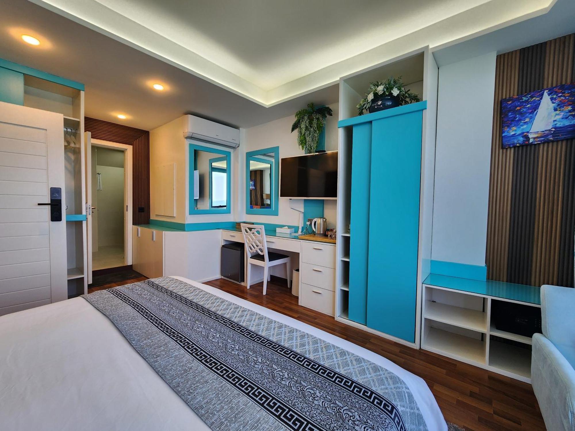 Deluxe Suite with Sea View