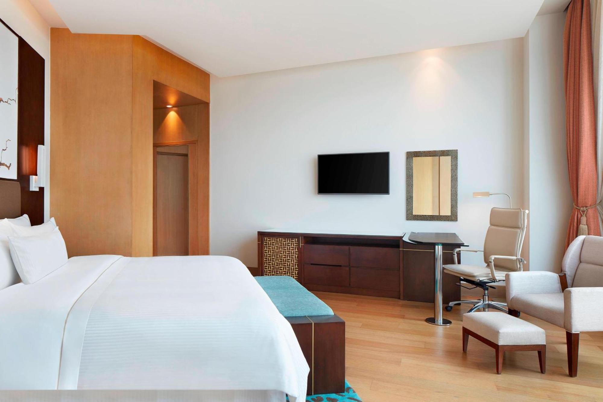 Club Room Lounge Access 1 Way Airport Transfers F&B & Happy Hours 1 1 IMFL 4 pm to 8 pm at 31 or 32,1540931833:JPEG