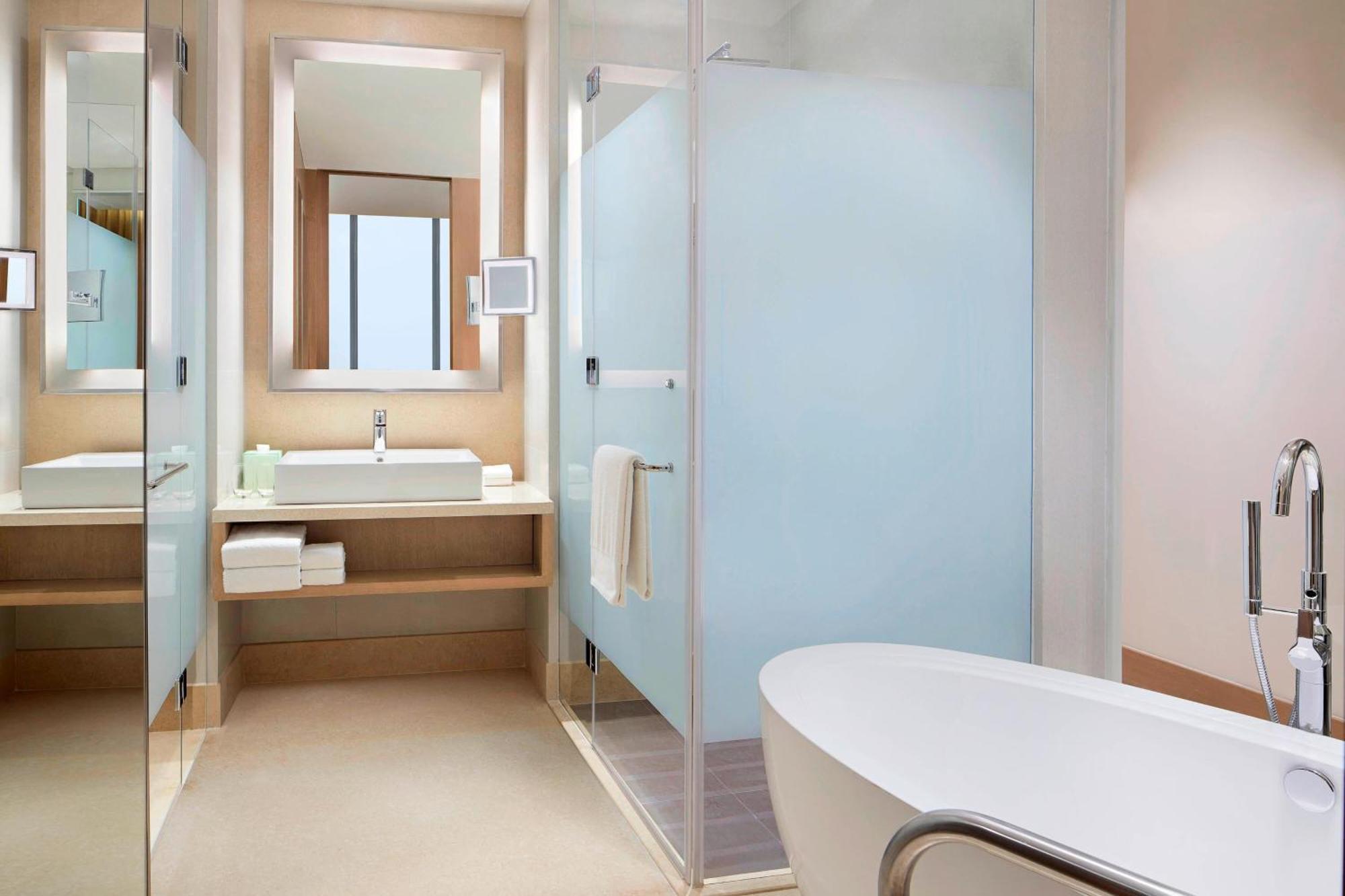 Deluxe King Room with Bathtub - INR 1,200 Hotel Credit per stay, 20% F&B Discount & Happy Hours (1 + 1 IMFL - 4 pm to 8 pm at 31/32)