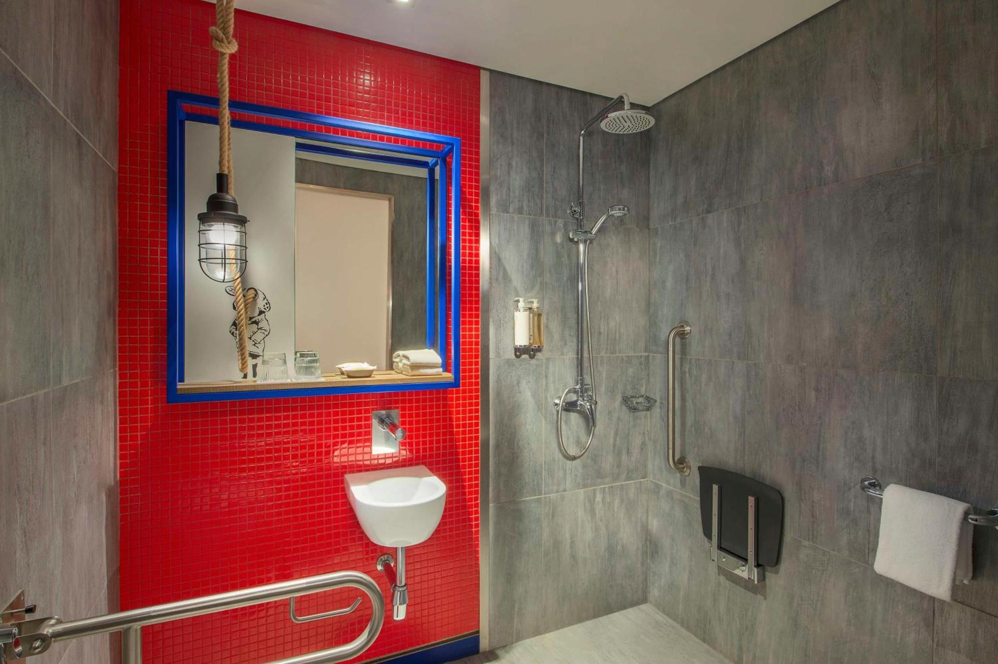 Queen Room Accessible