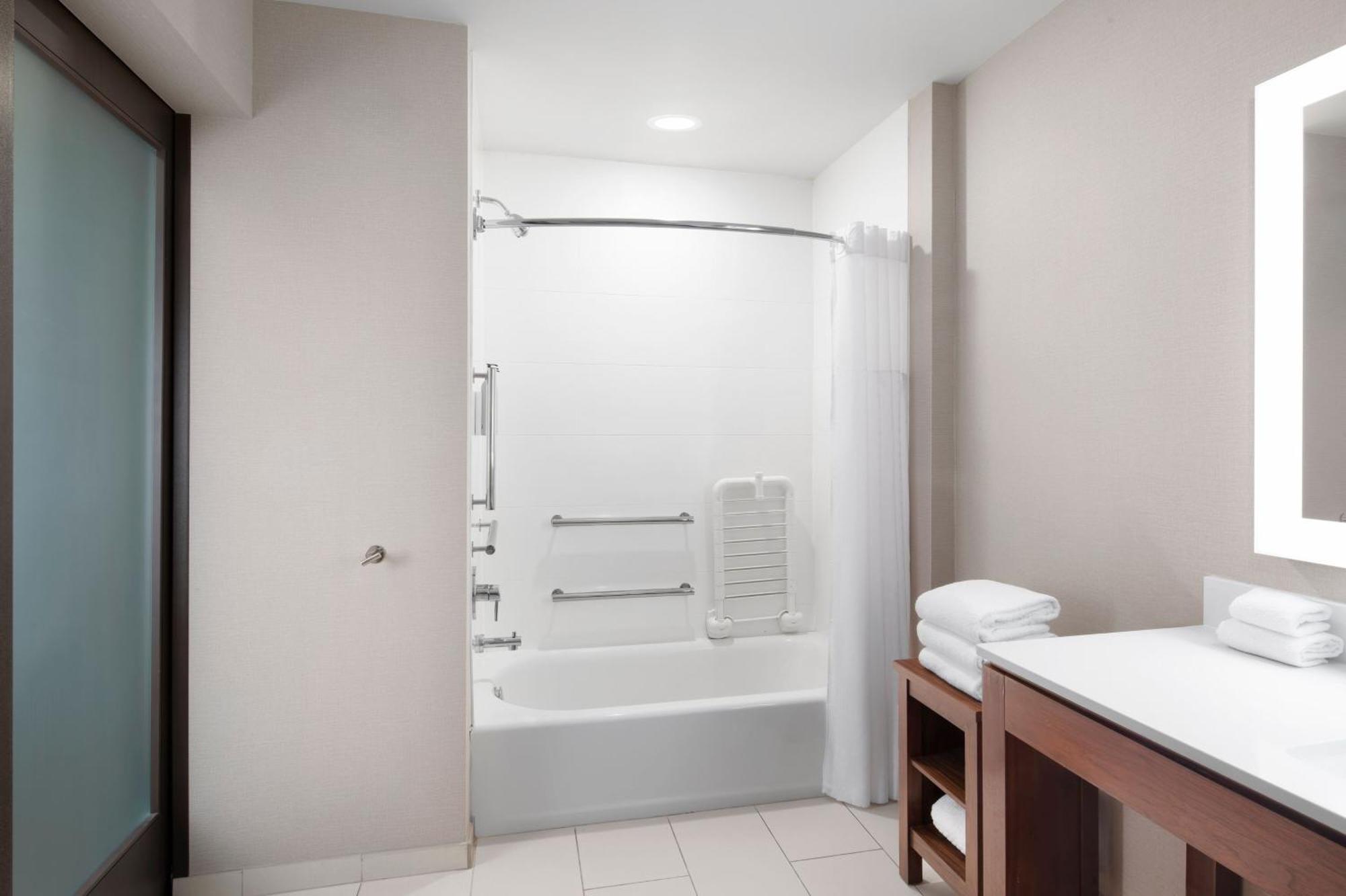 King Room with Bathtub - Mobility Access/Hearing Accessible