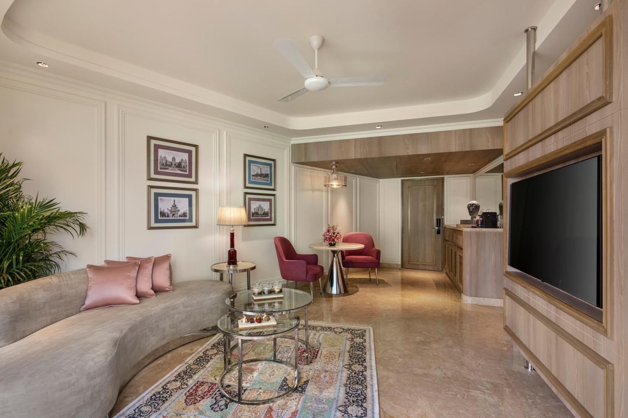 Executive Suite Enjoy Happy Hours 11 on Alcoholic Drinks Soft Beverages on 1 session of 90 mins Spa