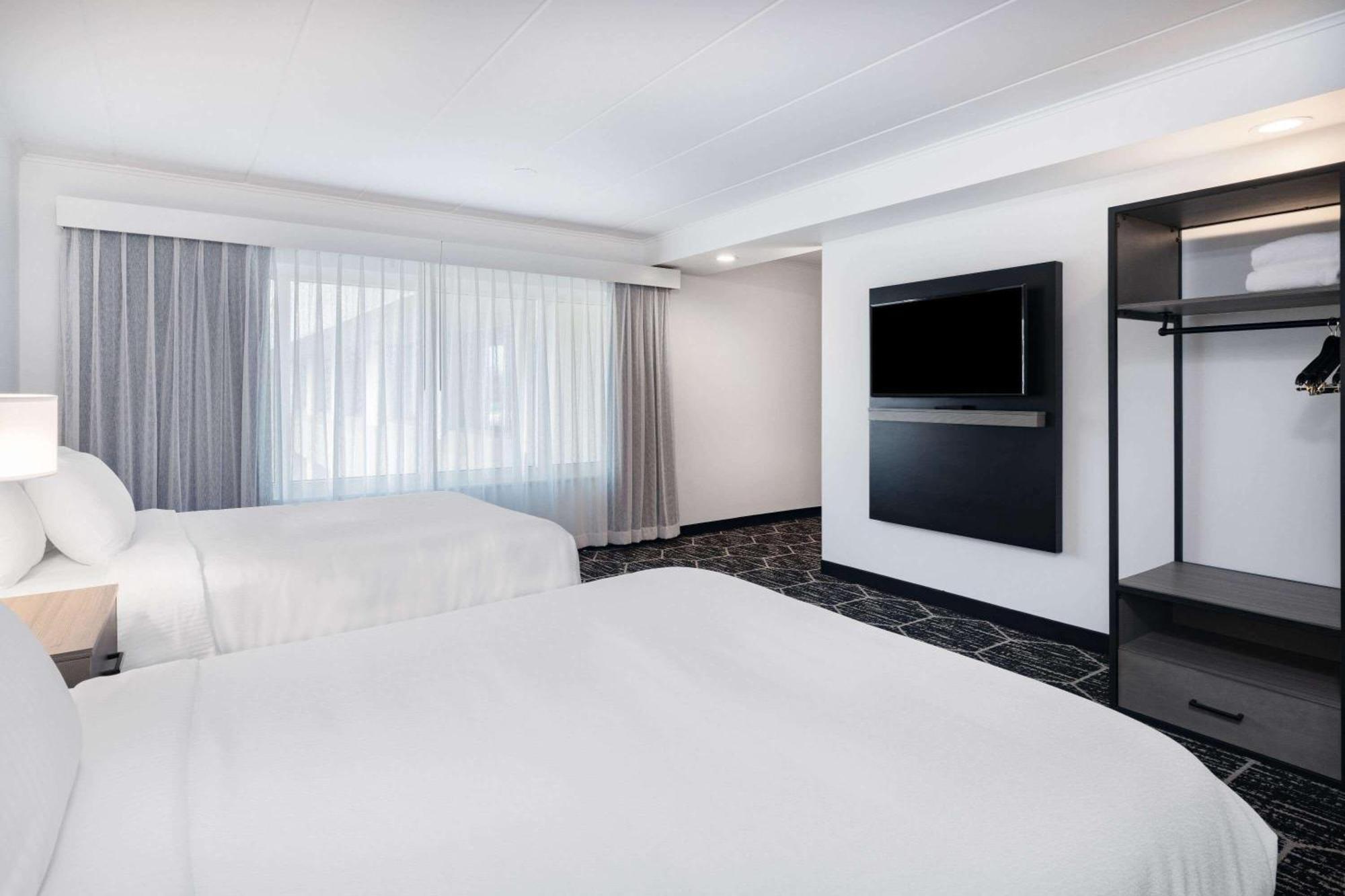 Suite Two Queen Beds Non-Smoking