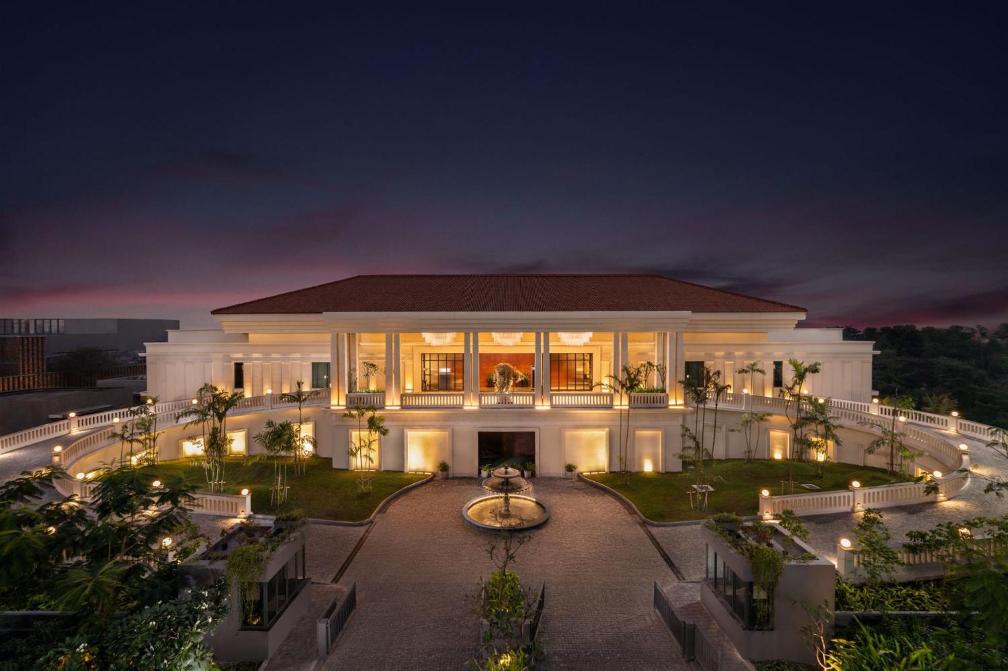 Luxury Suite Lake View with Sit-out