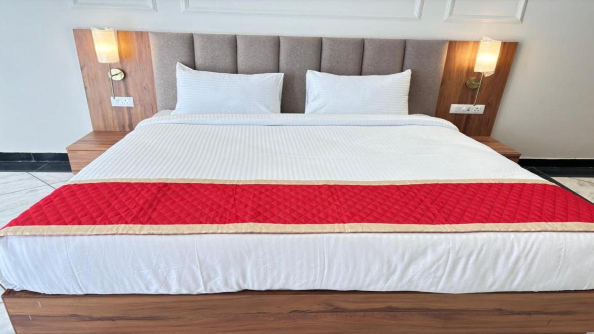 Deluxe Double Room,1523976013:JPEG