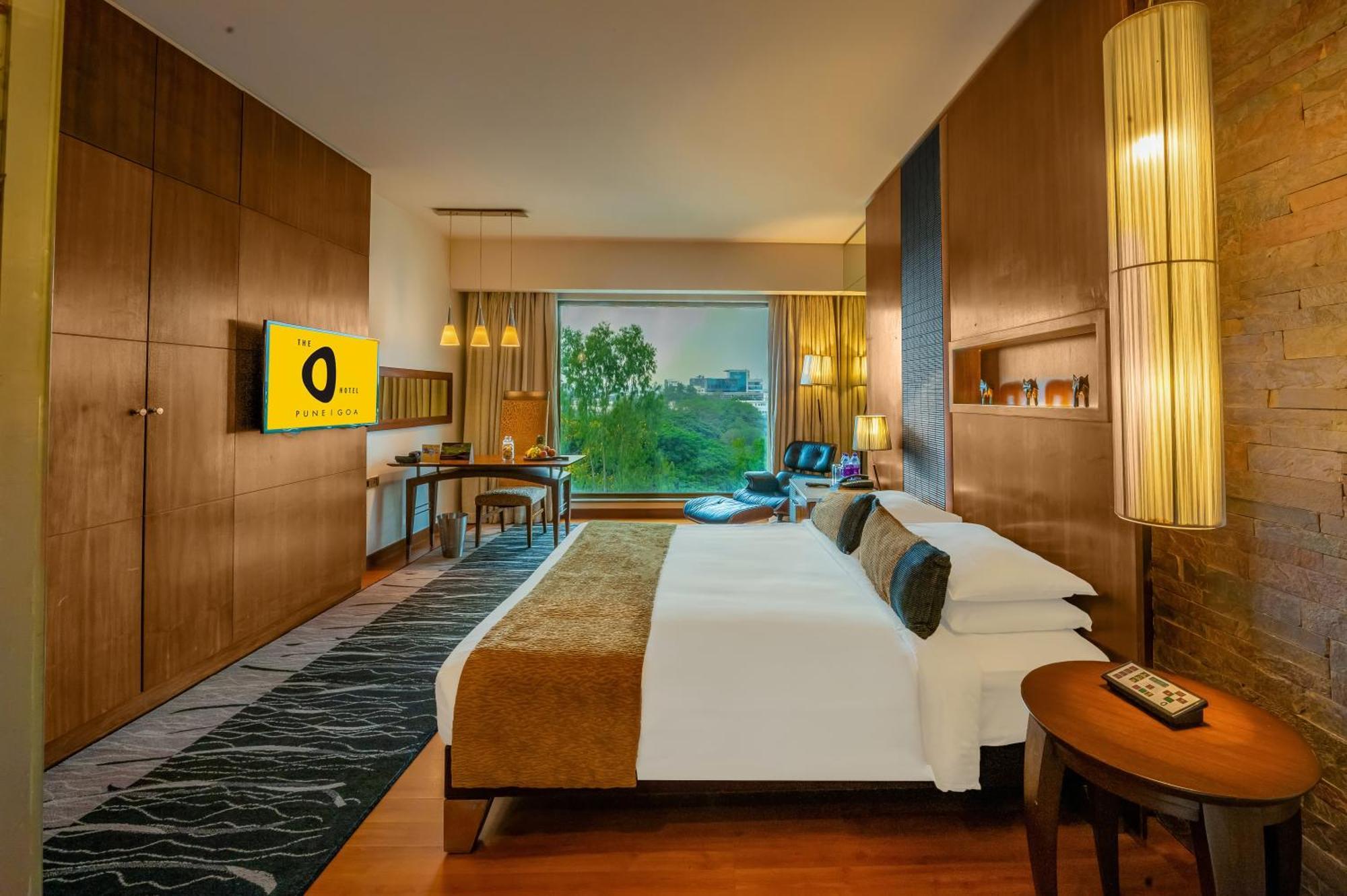Premier Room Bathtub on Food & Soft Beverages