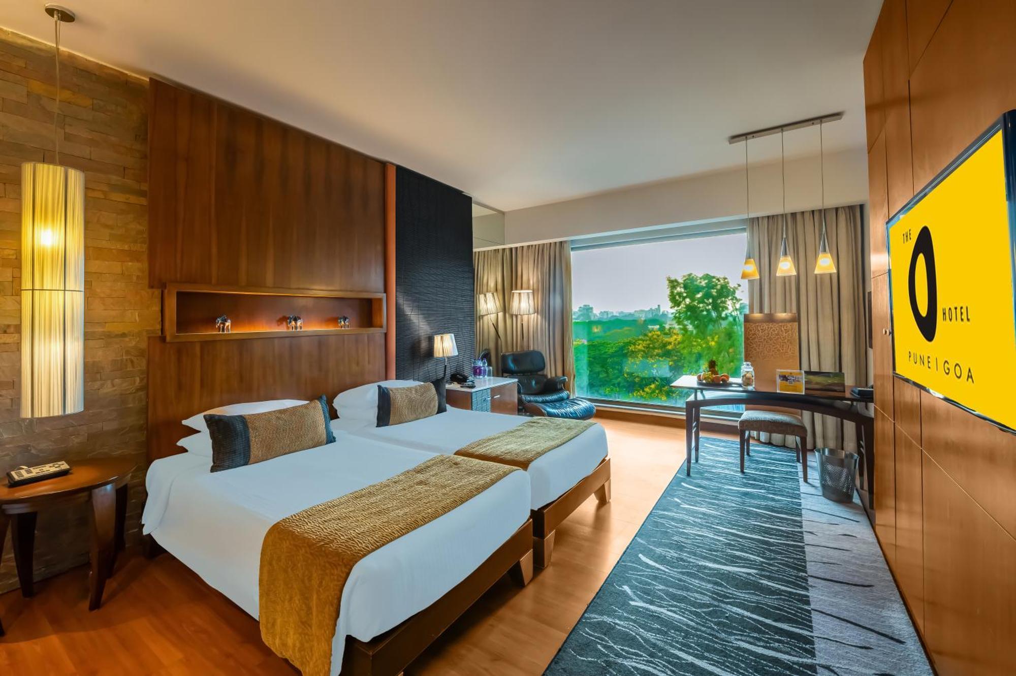 Premier Room Bathtub on Food & Soft Beverages