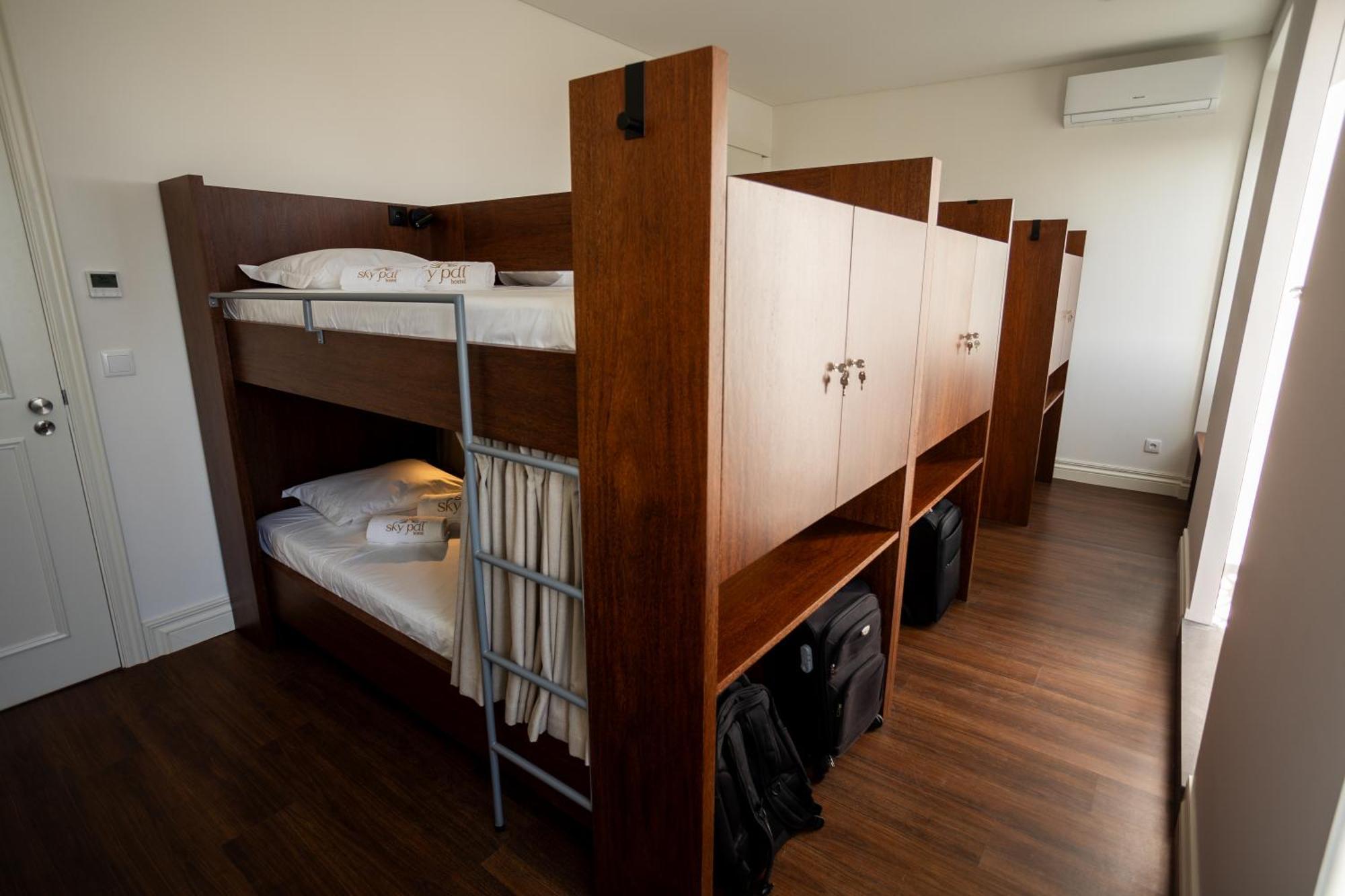 Single Bed 6-Bed Dormitory Room