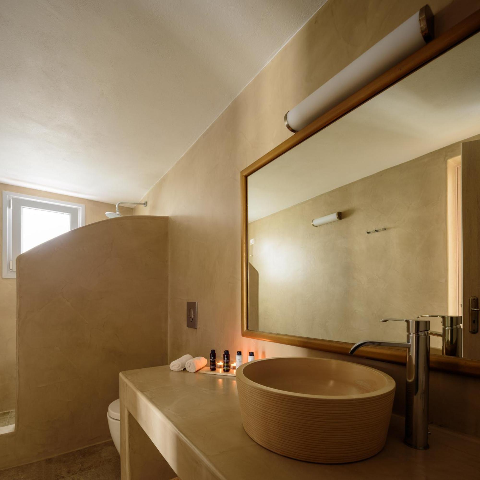 Loft Suite Outdoor Hot Tub